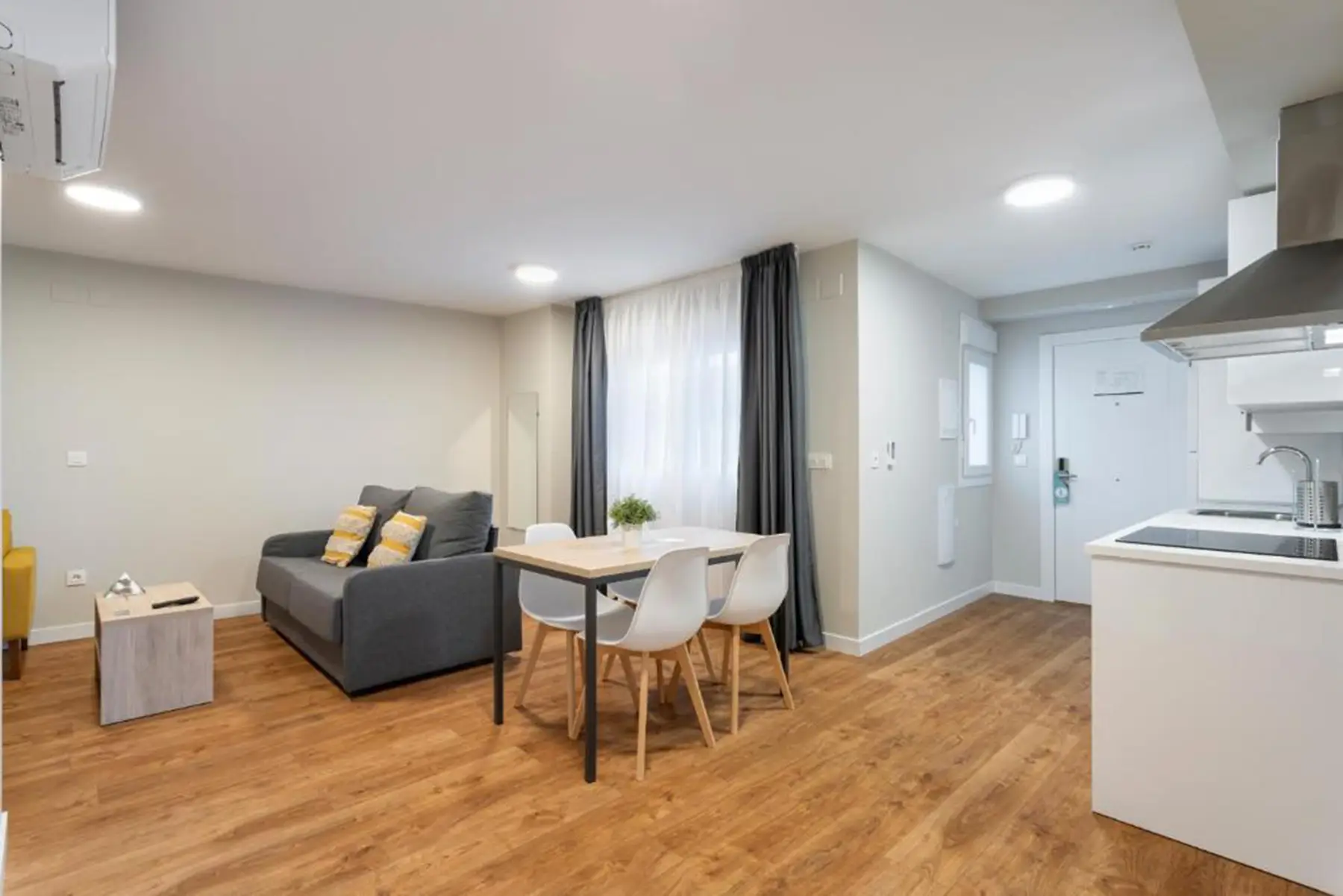 Salón comedor con cocina — Apartamento de 2 habitaciones, InsideHome Palencia Catedral, Palencia
