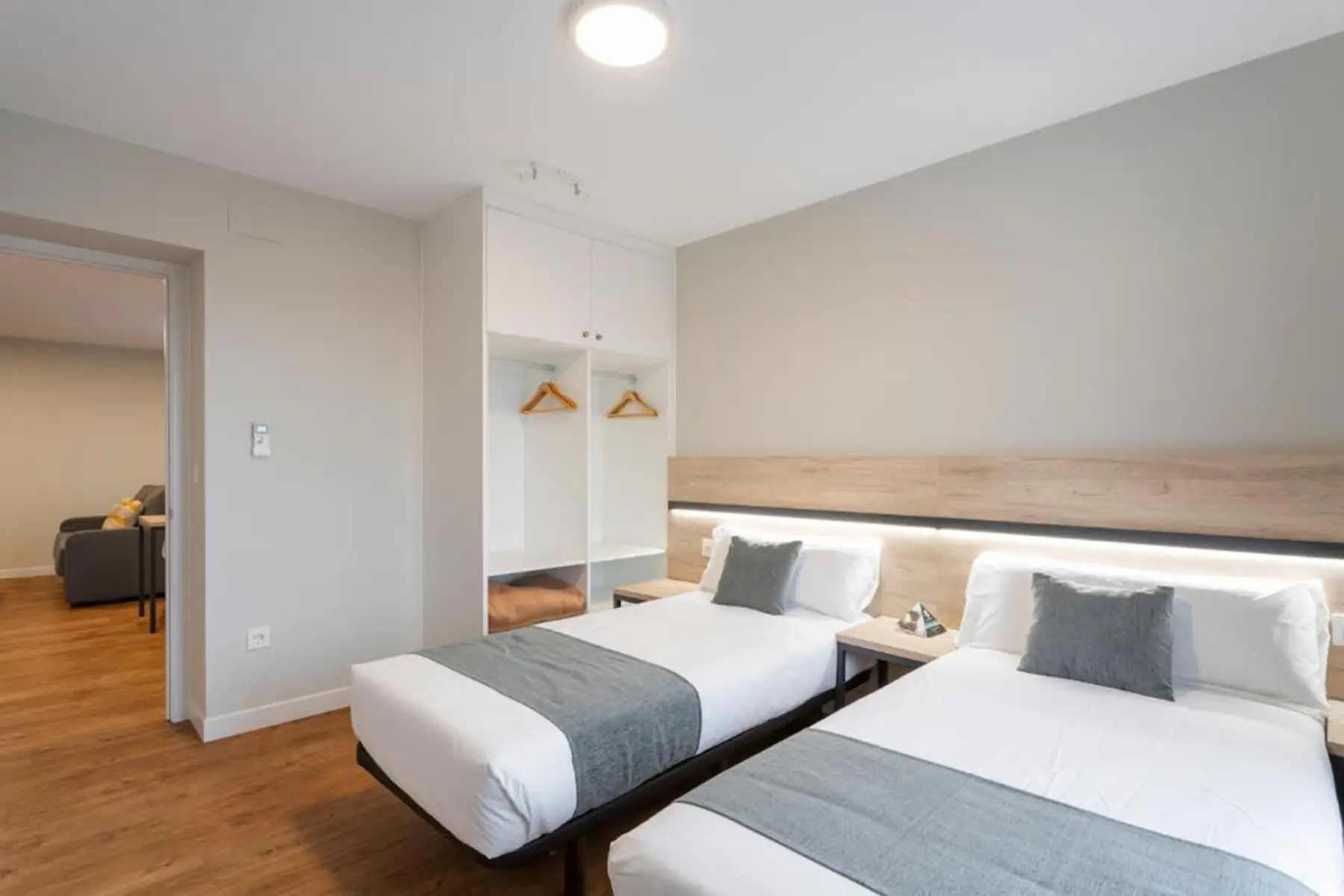 Dormitorio con dos camas y armario — Apartamento de 2 habitaciones, InsideHome Palencia Catedral, Palencia