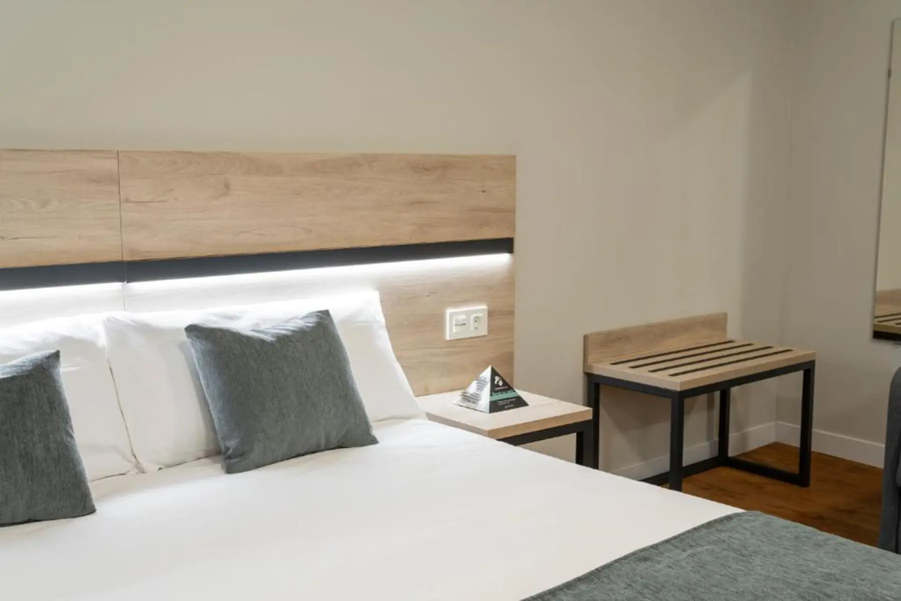Detalle de cama con cabecero — Estudio Interior, InsideHome Palencia Catedral, Palencia