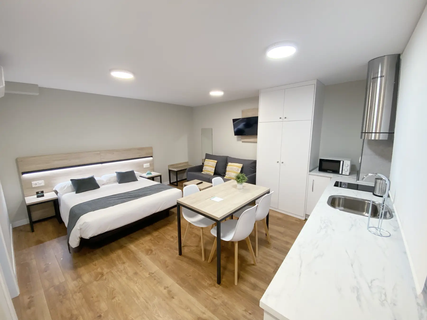 Cama doble con comedor y cocina — Estudio Interior, InsideHome Palencia Catedral, Palencia