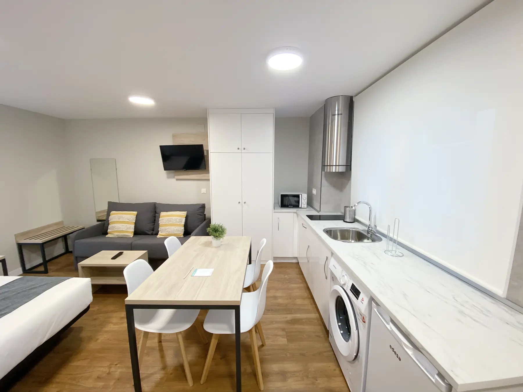 Comedor con cocina y sofá — Estudio Interior, InsideHome Palencia Catedral, Palencia