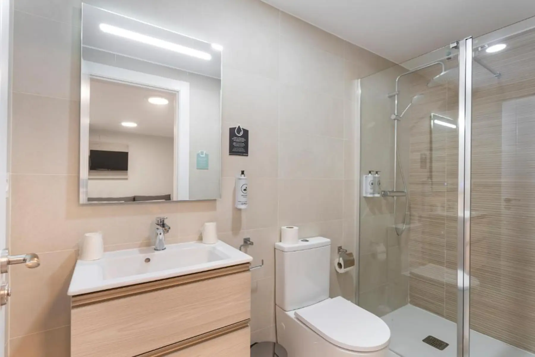 Baño con ducha y lavabo — Estudio Interior, InsideHome Palencia Catedral, Palencia