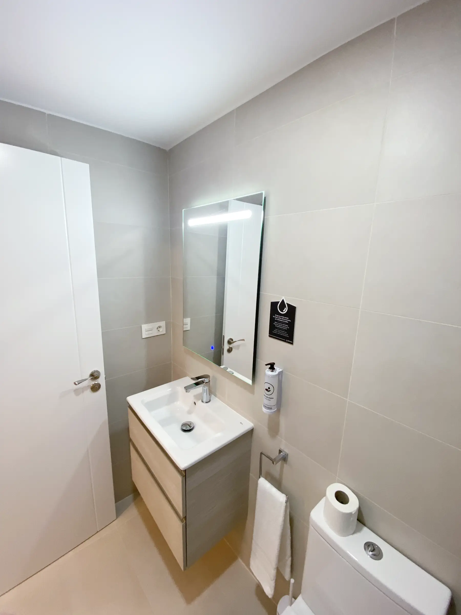 Baño con lavabo y espejo — Estudio Interior, InsideHome Palencia Catedral, Palencia