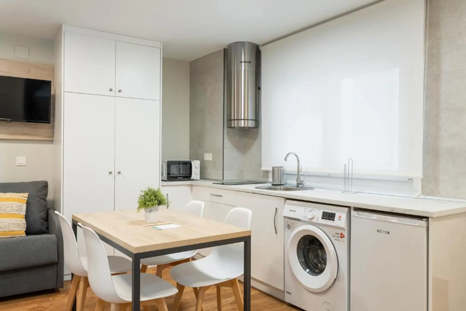 Cocina con lavadora y frigorífico — Estudio Interior, InsideHome Palencia Catedral, Palencia