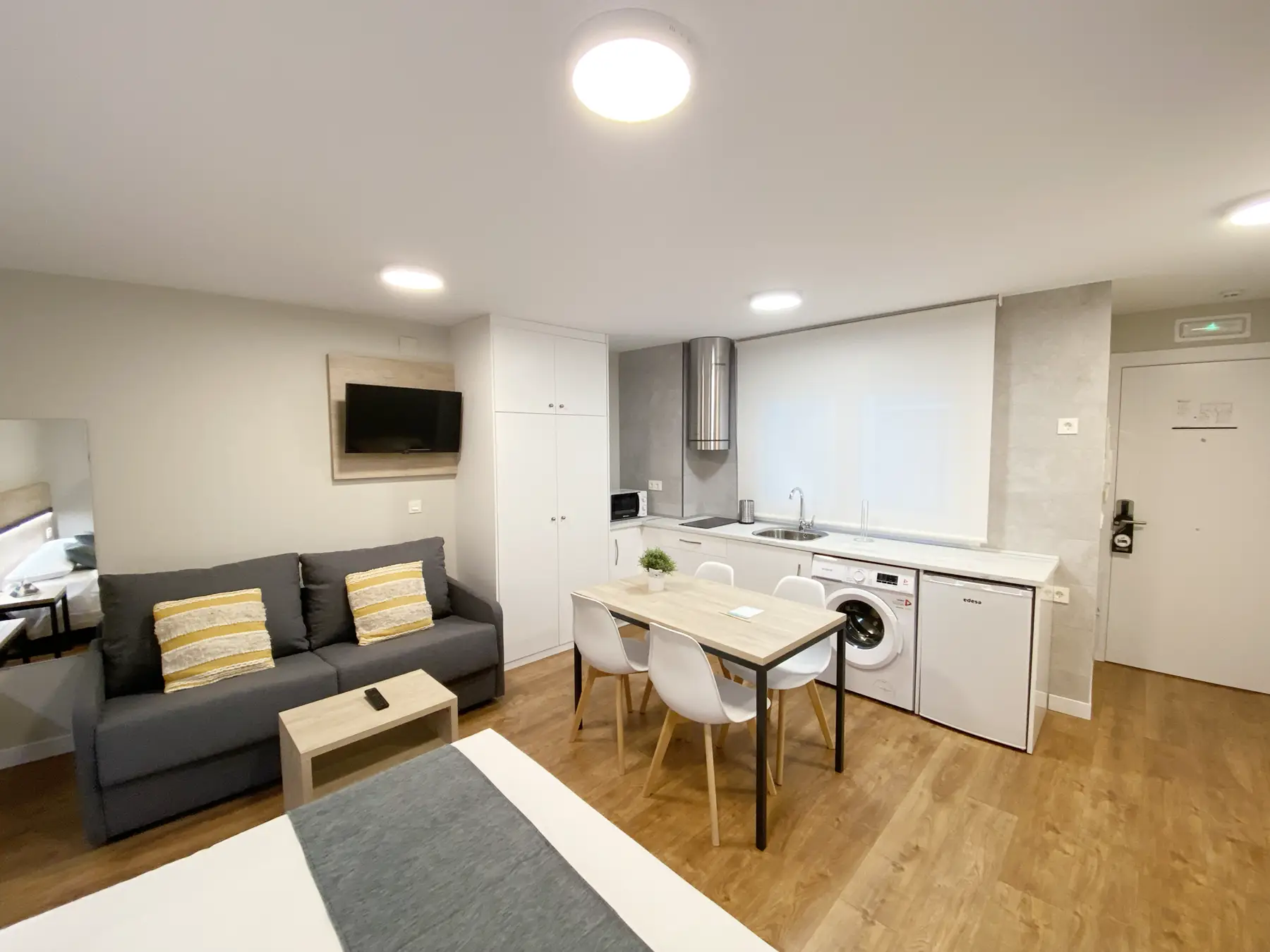 Zona de estar con cocina — Estudio Interior, InsideHome Palencia Catedral, Palencia