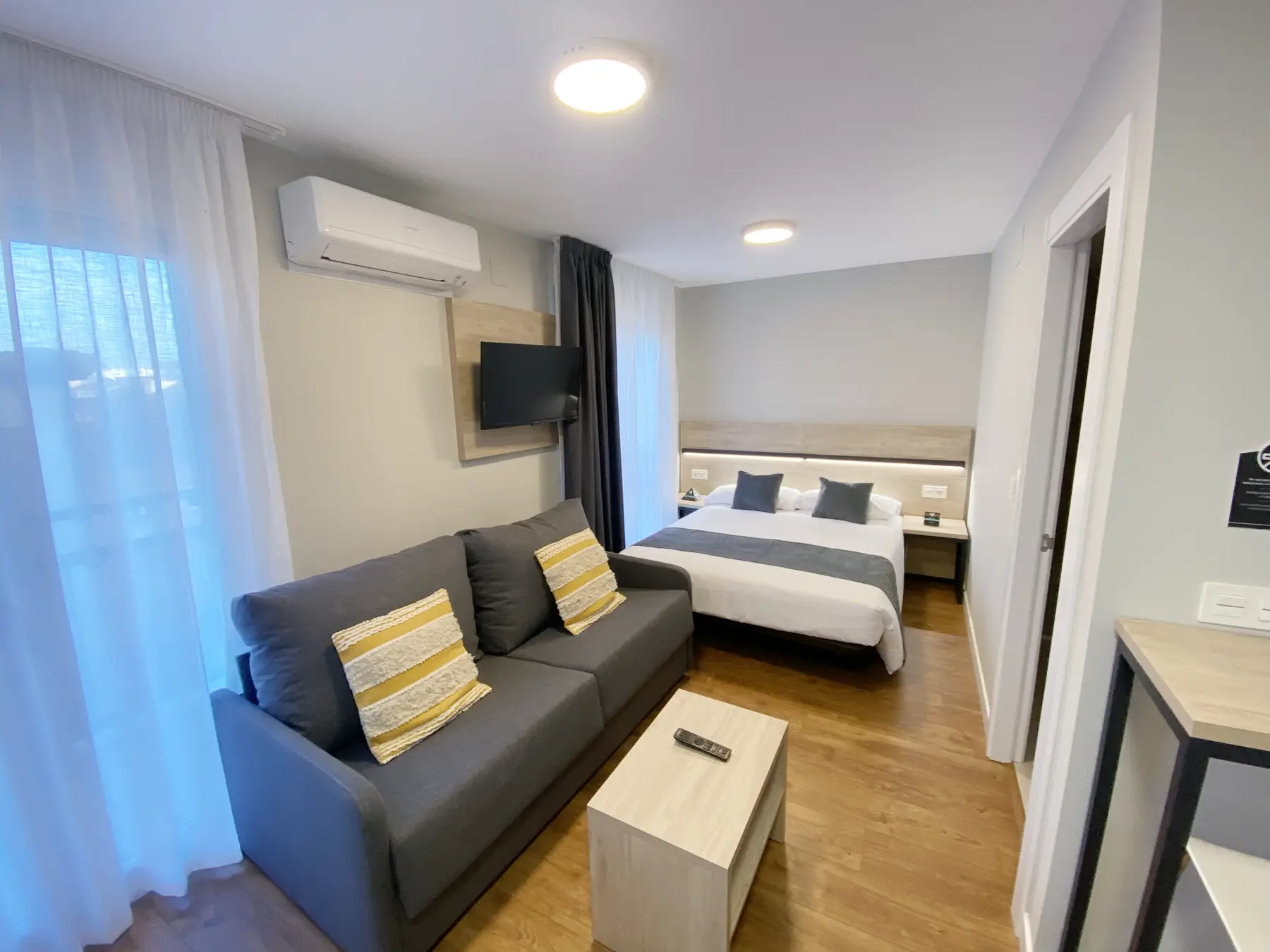 Estudio con cama doble y sofá — Estudio con Terraza B, InsideHome Palencia Catedral, Palencia