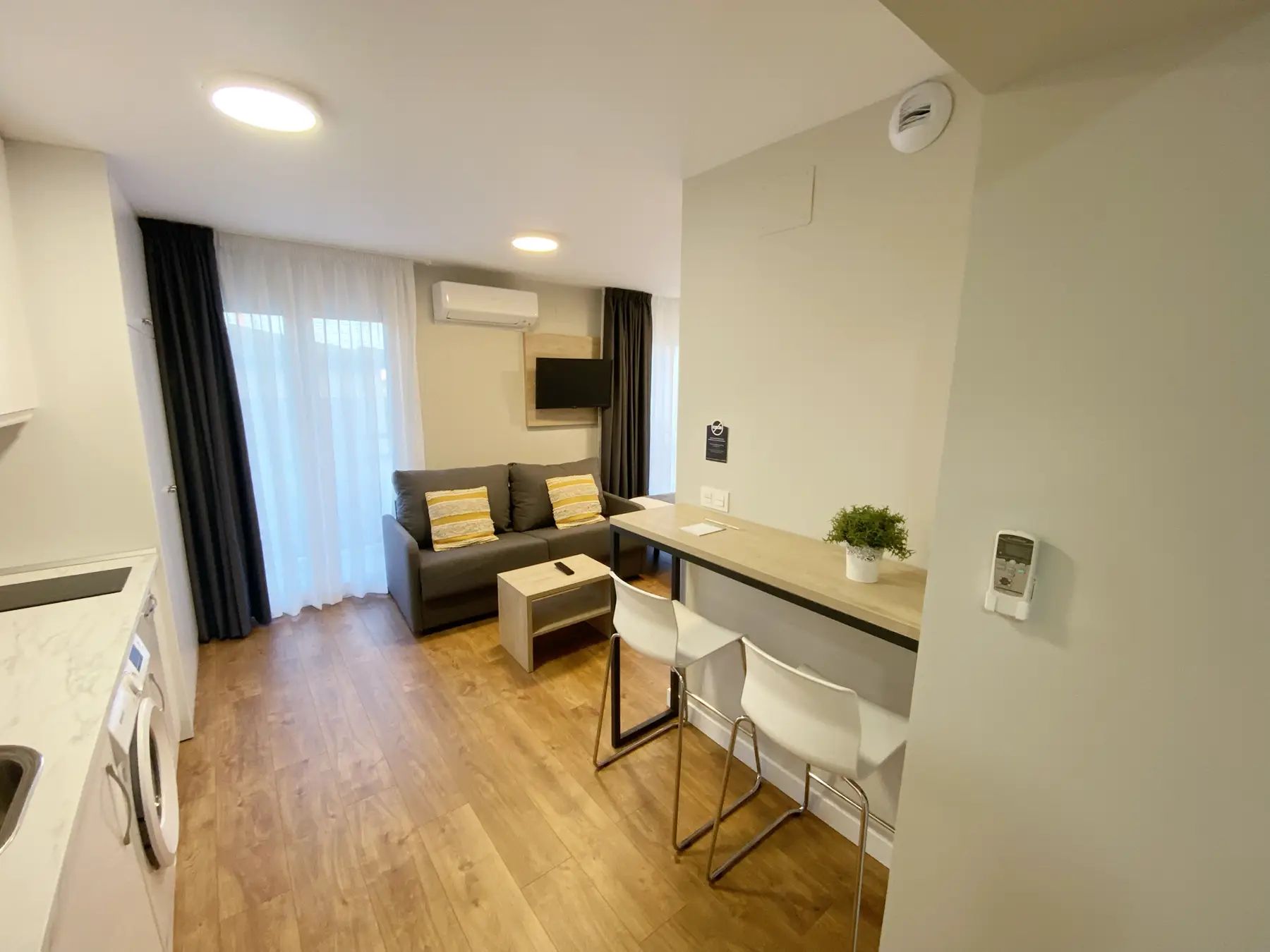 Salón con sofá y mesa alta — Estudio con Terraza B, InsideHome Palencia Catedral, Palencia