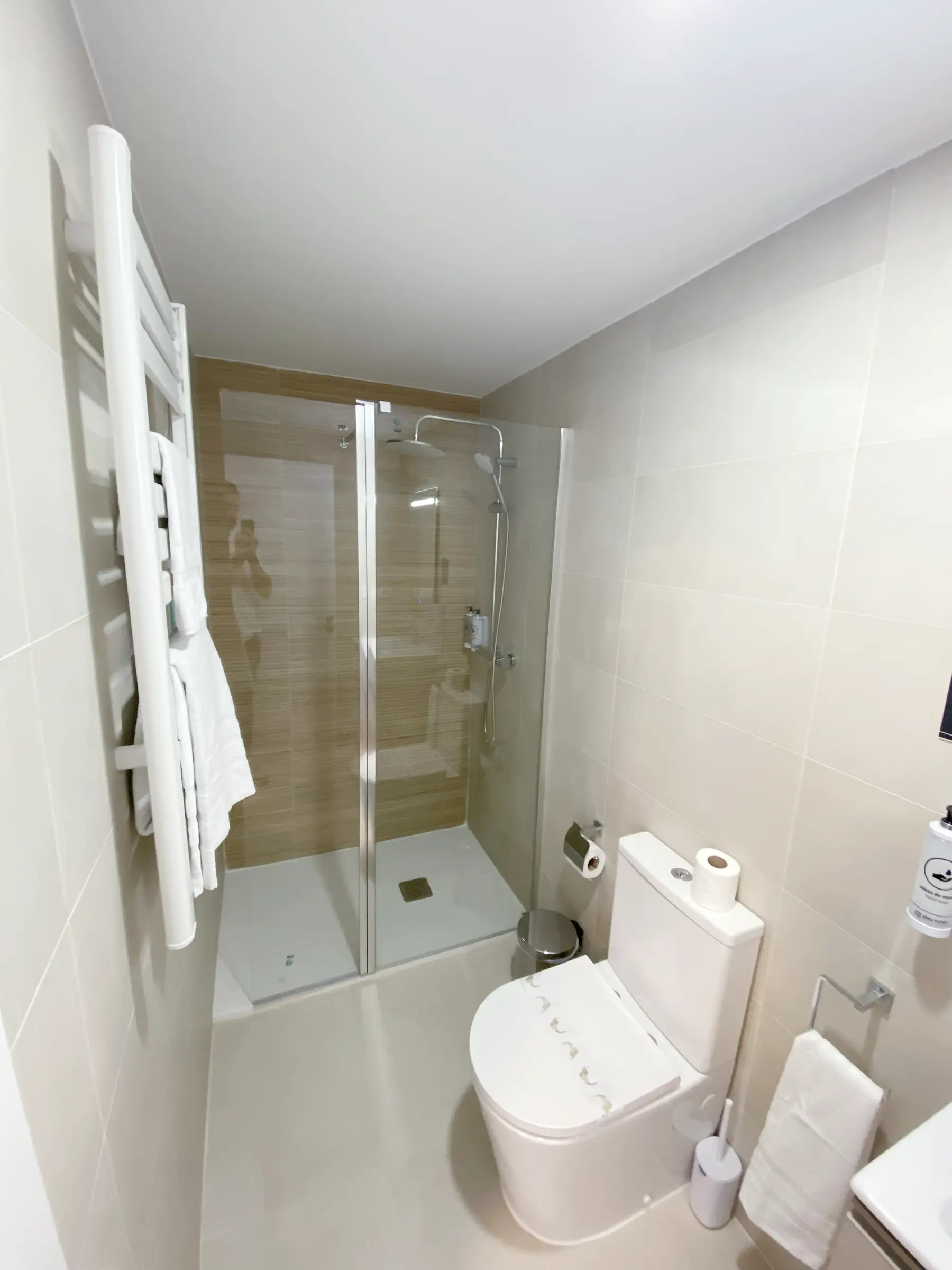 Baño con ducha e inodoro — Estudio con Terraza B, InsideHome Palencia Catedral, Palencia