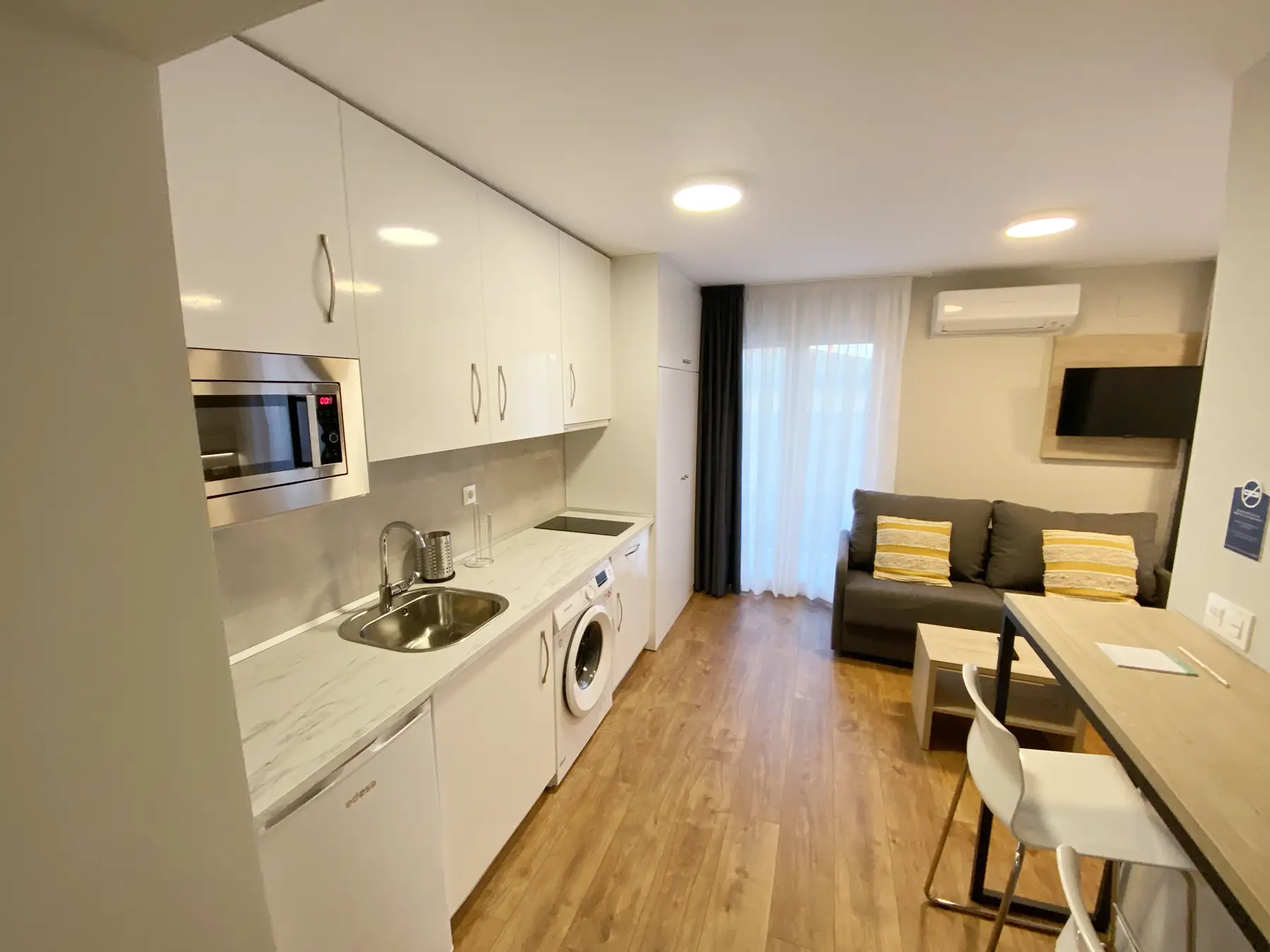 Cocina y salón del estudio — Estudio con Terraza B, InsideHome Palencia Catedral, Palencia