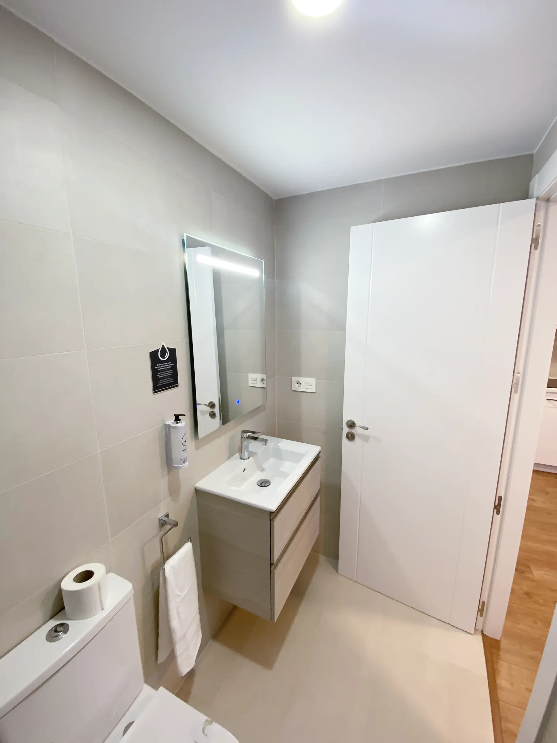 Baño con lavabo y espejo — Estudio con Terraza B, InsideHome Palencia Catedral, Palencia