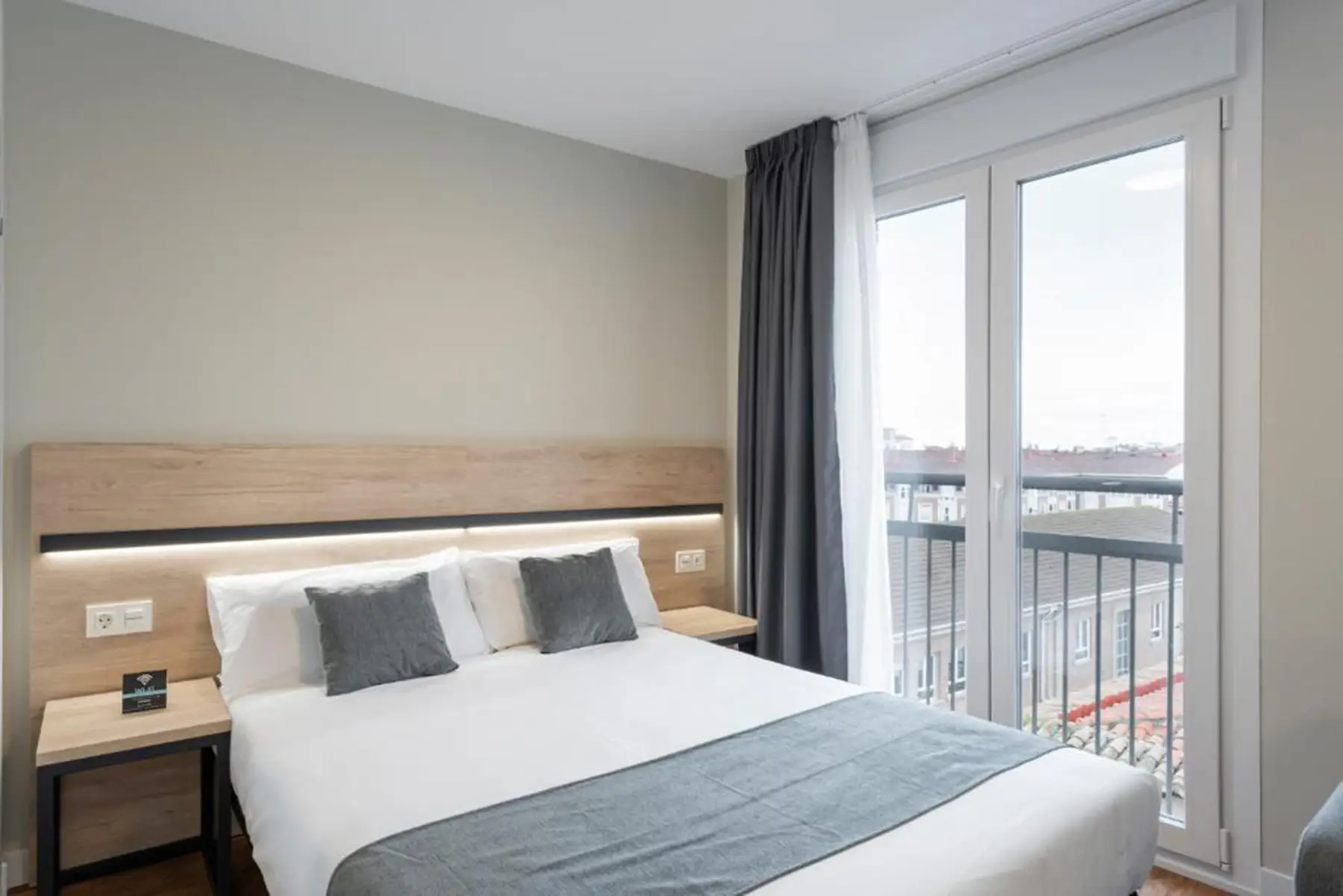 Cama doble junto al balcón — Estudio con Terraza A, InsideHome Palencia Catedral, Palencia