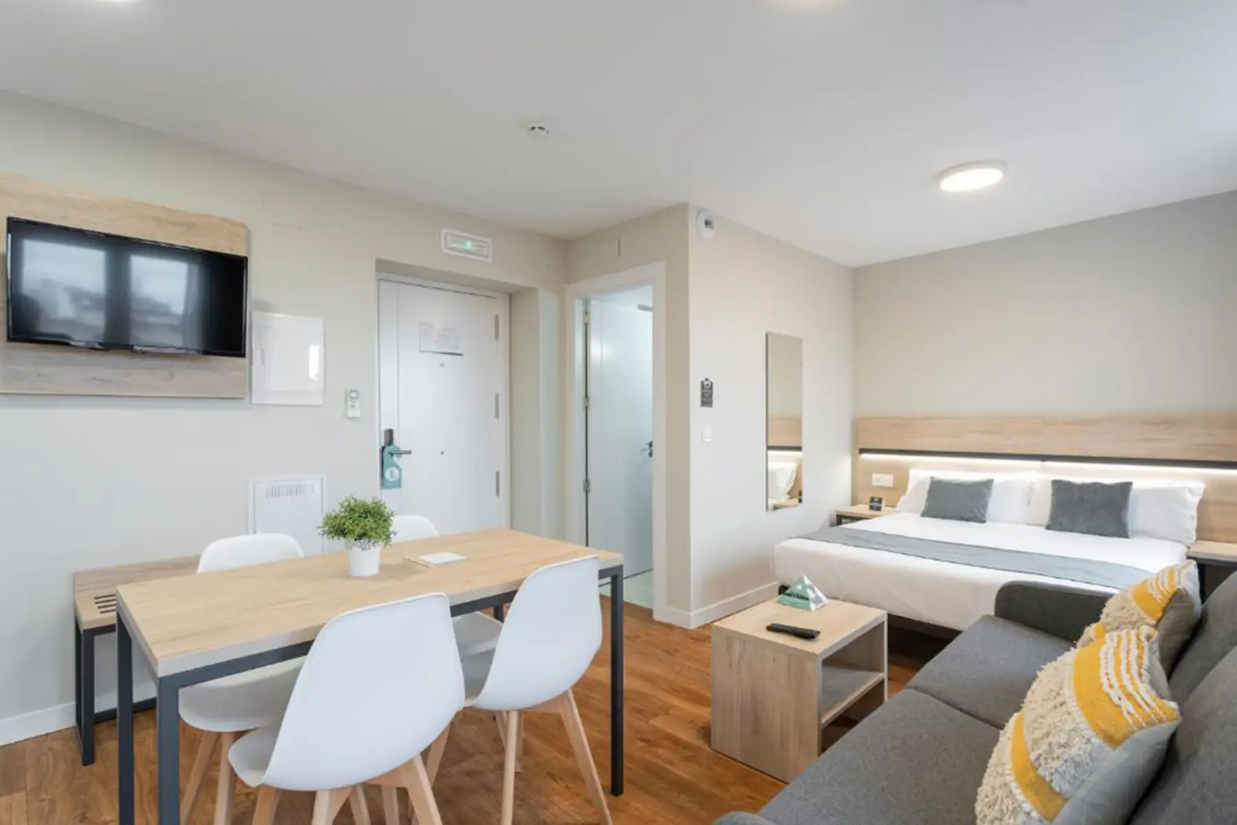 Estudio con comedor y cama doble — Estudio con Terraza A, InsideHome Palencia Catedral, Palencia