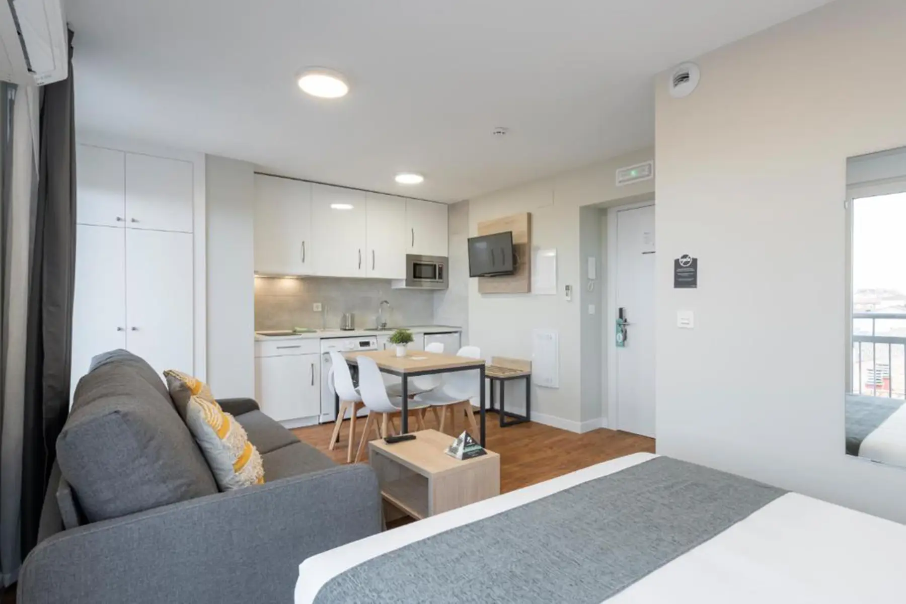 Estudio con cocina abierta y sofá — Estudio con Terraza A, InsideHome Palencia Catedral, Palencia