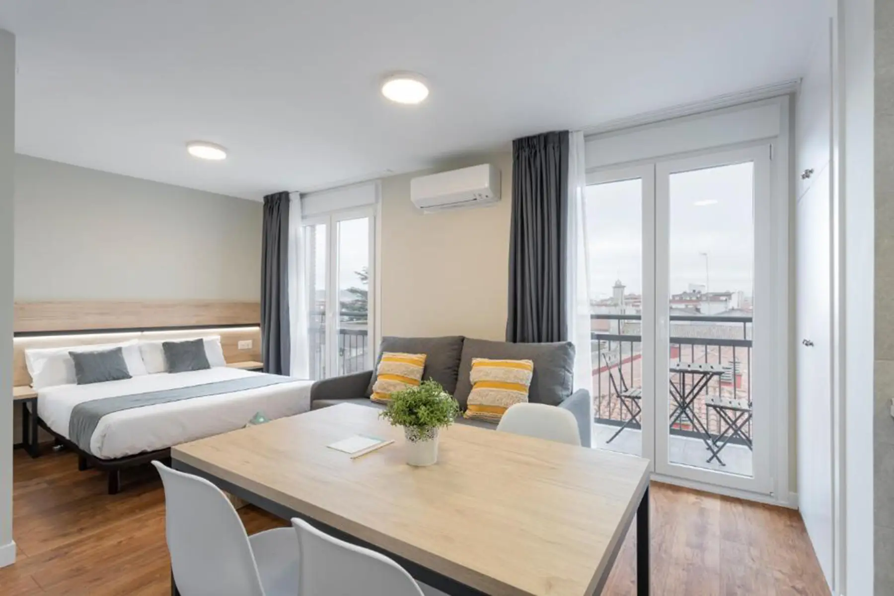 Estudio con comedor y balcón — Estudio con Terraza A, InsideHome Palencia Catedral, Palencia