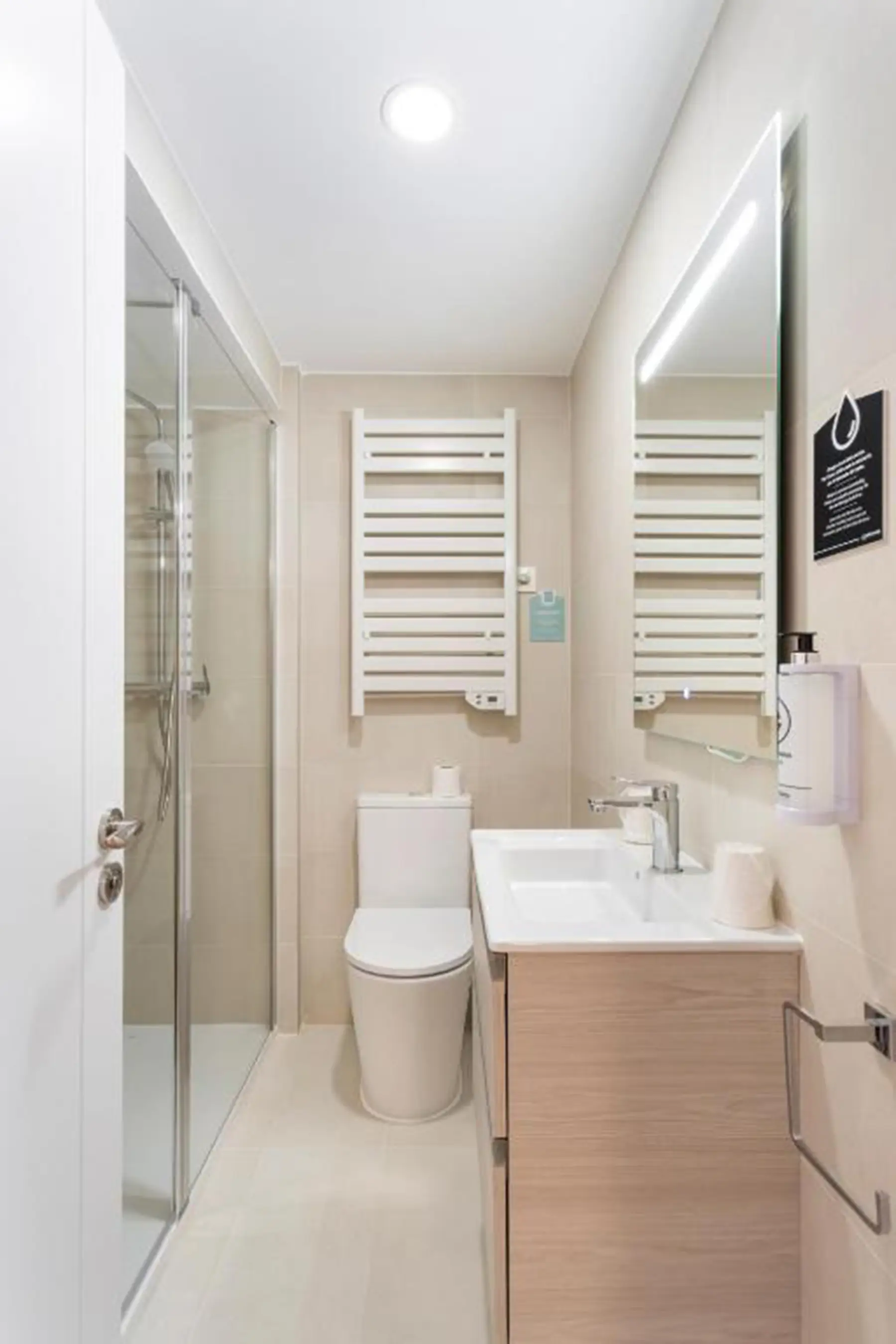 Baño con ducha y lavabo — Estudio con Terraza A, InsideHome Palencia Catedral, Palencia
