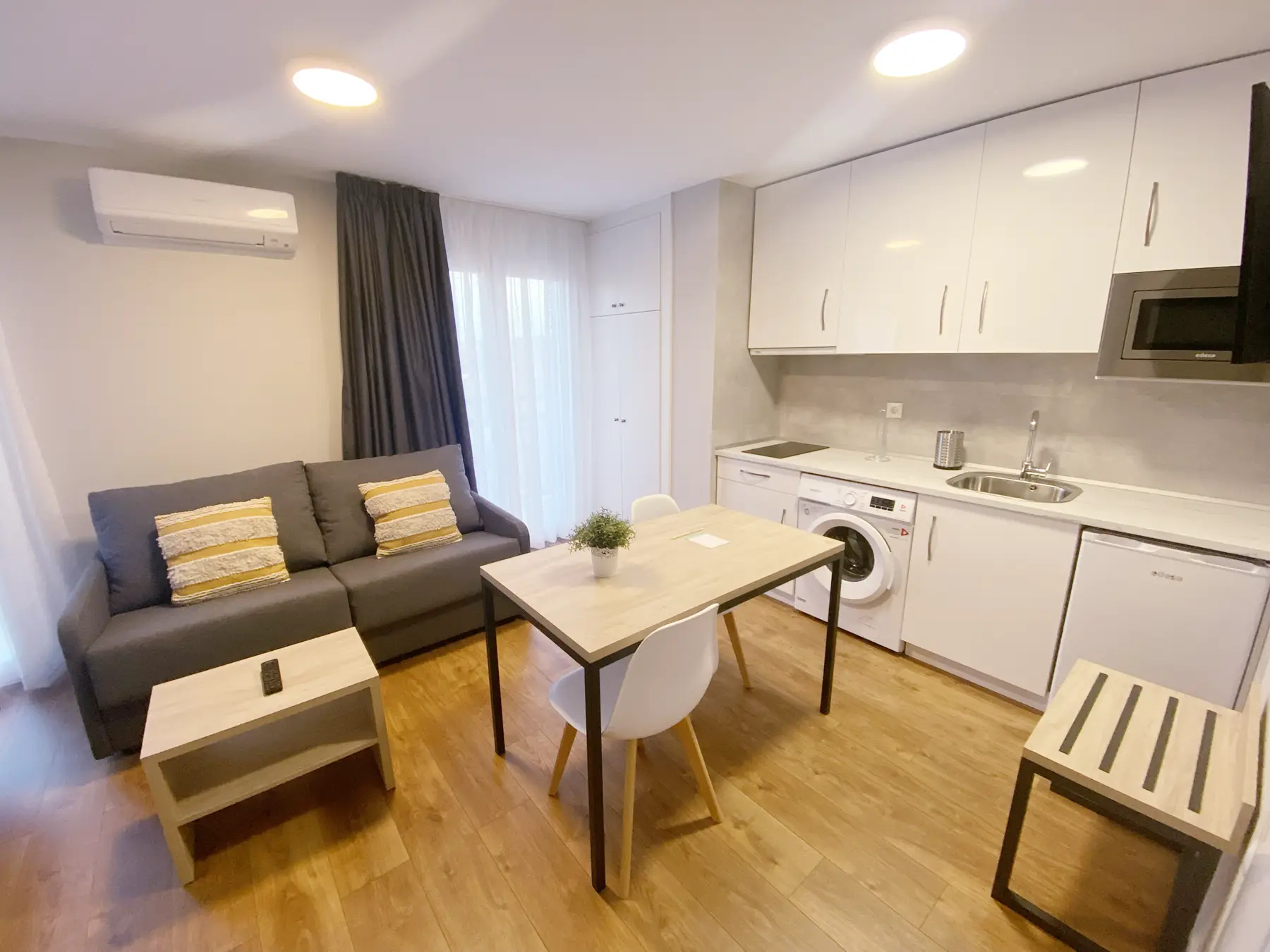 Salón con sofá y cocina — Estudio con Terraza A, InsideHome Palencia Catedral, Palencia