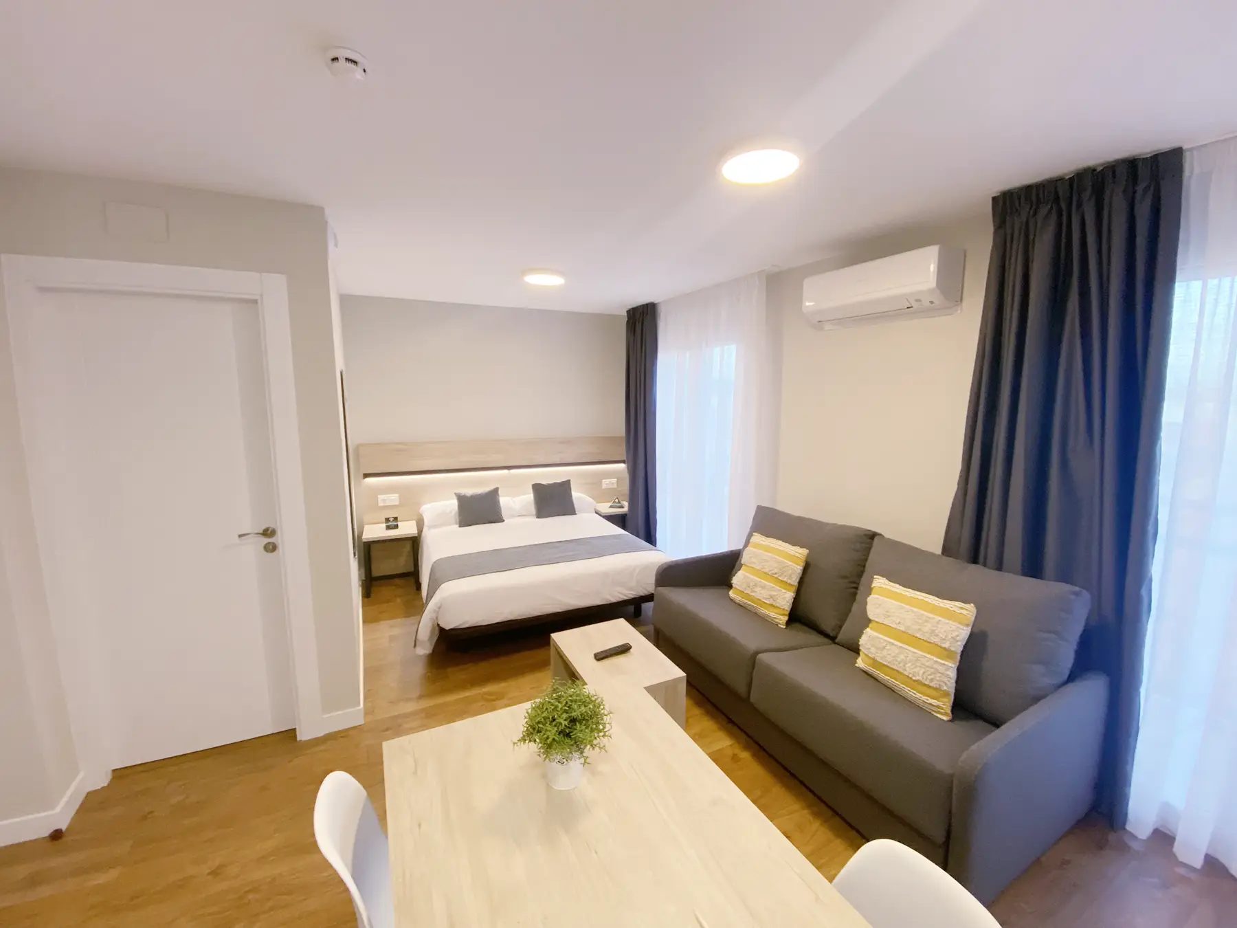 Cama doble y sofá del estudio — Estudio con Terraza A, InsideHome Palencia Catedral, Palencia