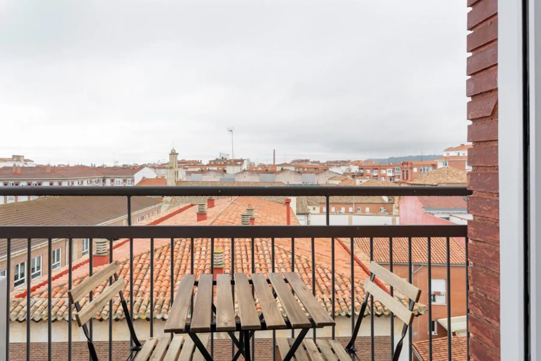 Terraza con mesa y sillas — Estudio con Terraza A, InsideHome Palencia Catedral, Palencia