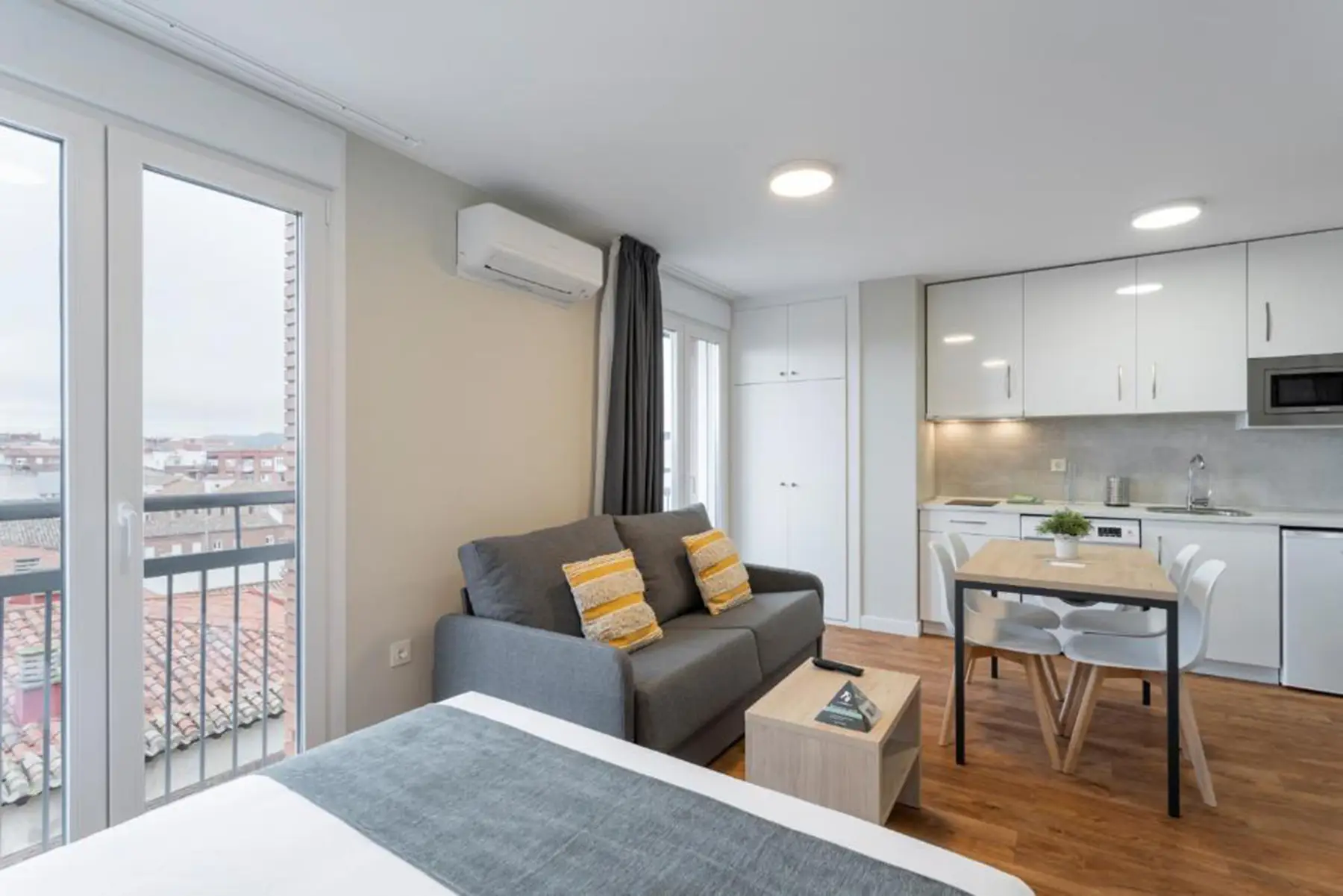 Salón con cocina y balcón — Estudio con Terraza A, InsideHome Palencia Catedral, Palencia