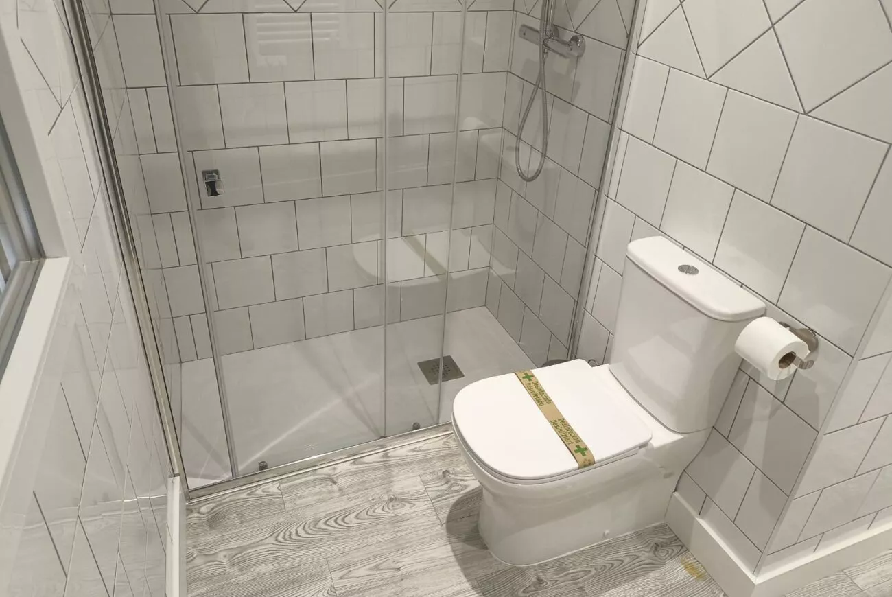 Baño con ducha e inodoro — Estudio Ático, InsideHome Ciudad del Cine, Valladolid