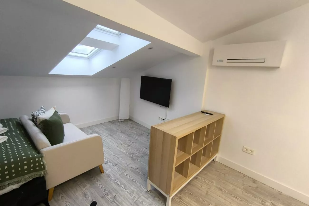 Salón con televisión y claraboya — Estudio Ático, InsideHome Ciudad del Cine, Valladolid