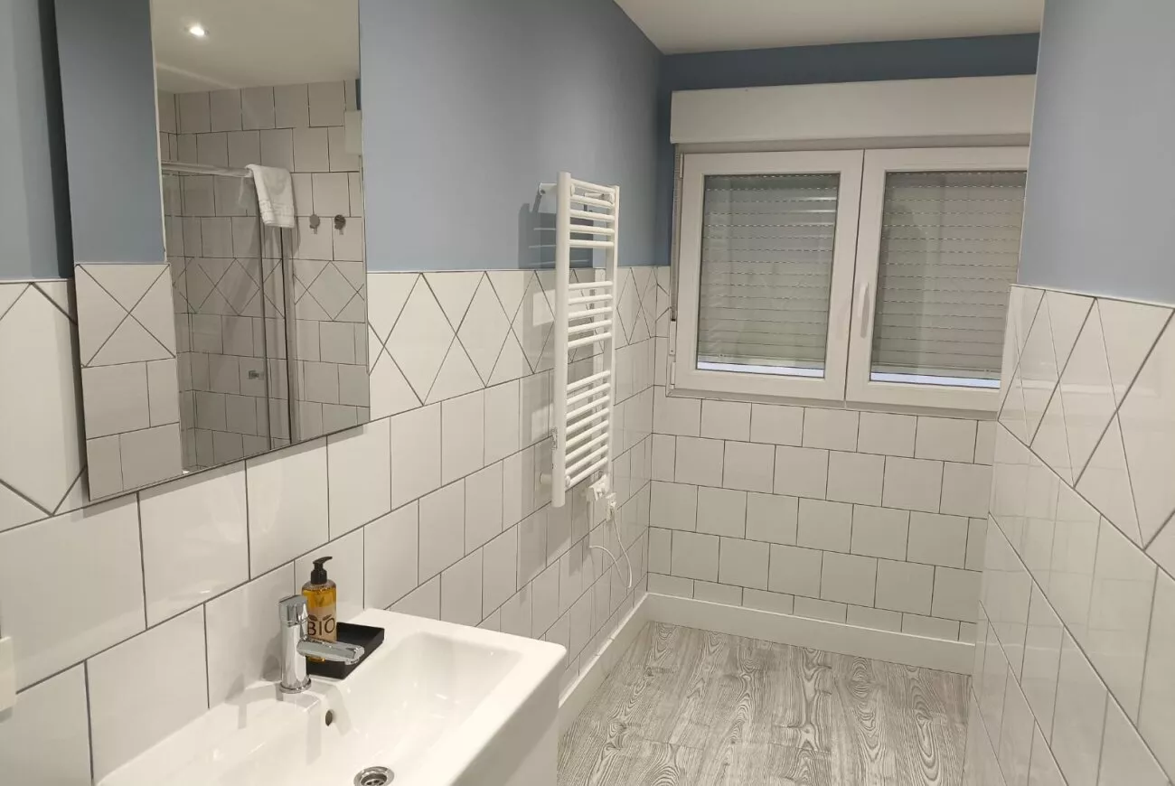 Baño con lavabo y ventana — Estudio Ático, InsideHome Ciudad del Cine, Valladolid