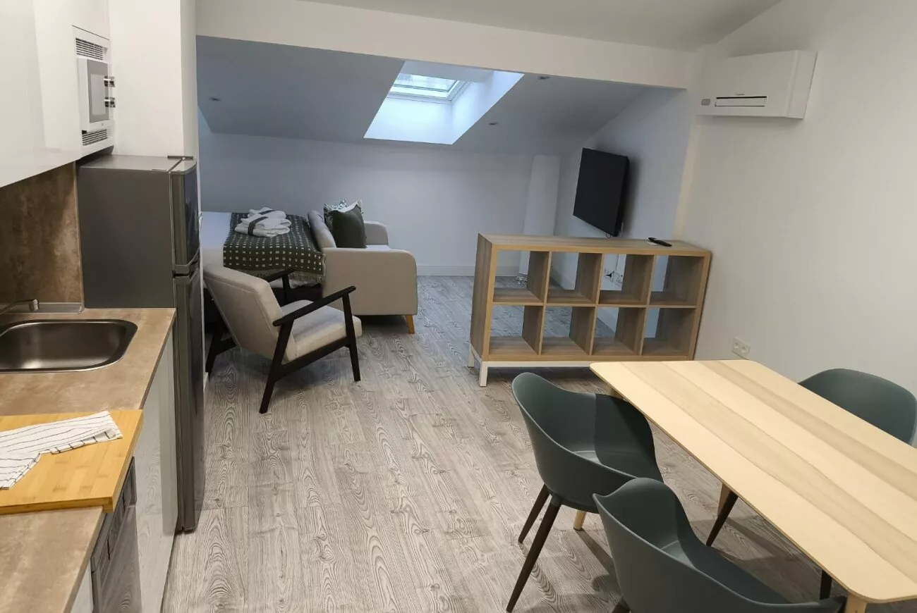 Salón abuhardillado con sofá — Estudio Ático, InsideHome Ciudad del Cine, Valladolid