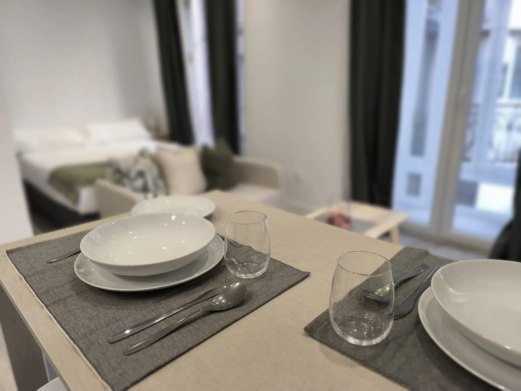 Detalle de la mesa puesta — Estudio Básico, InsideHome Ciudad del Cine, Valladolid