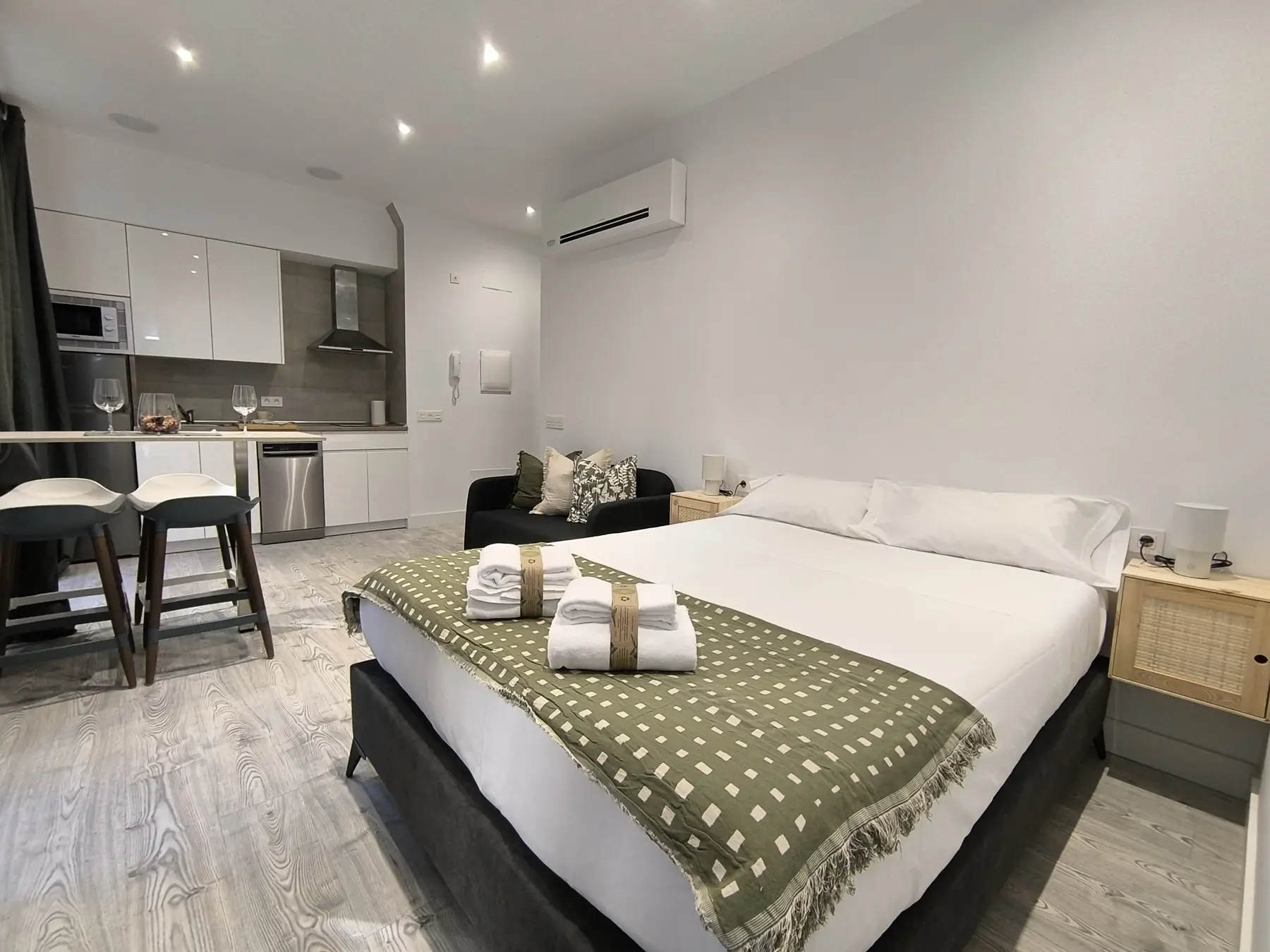 Estudio con cama doble y cocina — Estudio Básico, InsideHome Ciudad del Cine, Valladolid