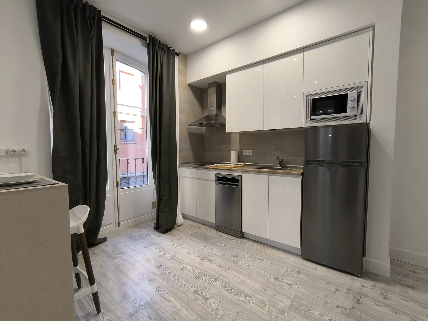 Cocina equipada con lavavajillas — Estudio Básico, InsideHome Ciudad del Cine, Valladolid