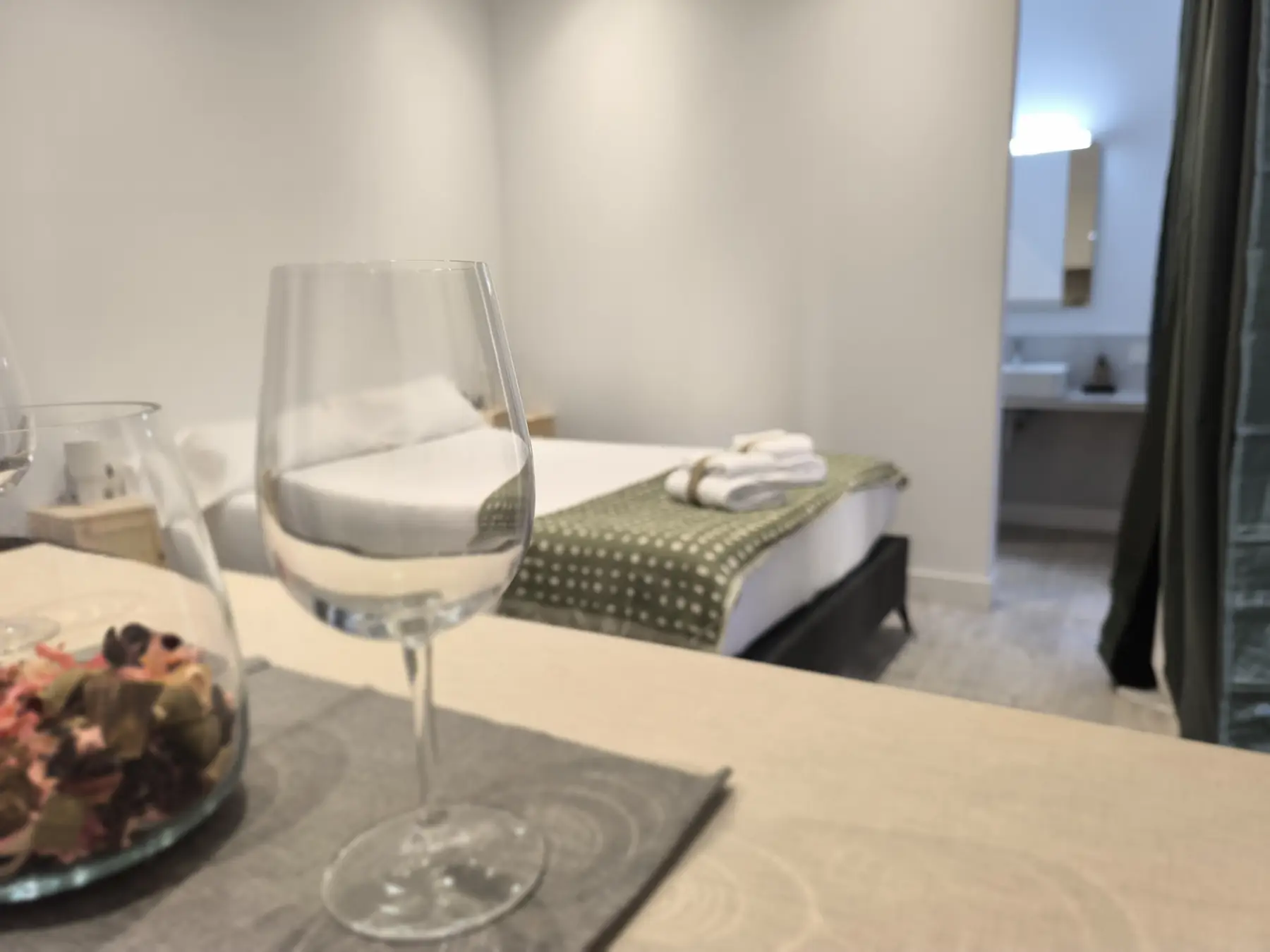 Detalle de copa y cama — Estudio Básico, InsideHome Ciudad del Cine, Valladolid