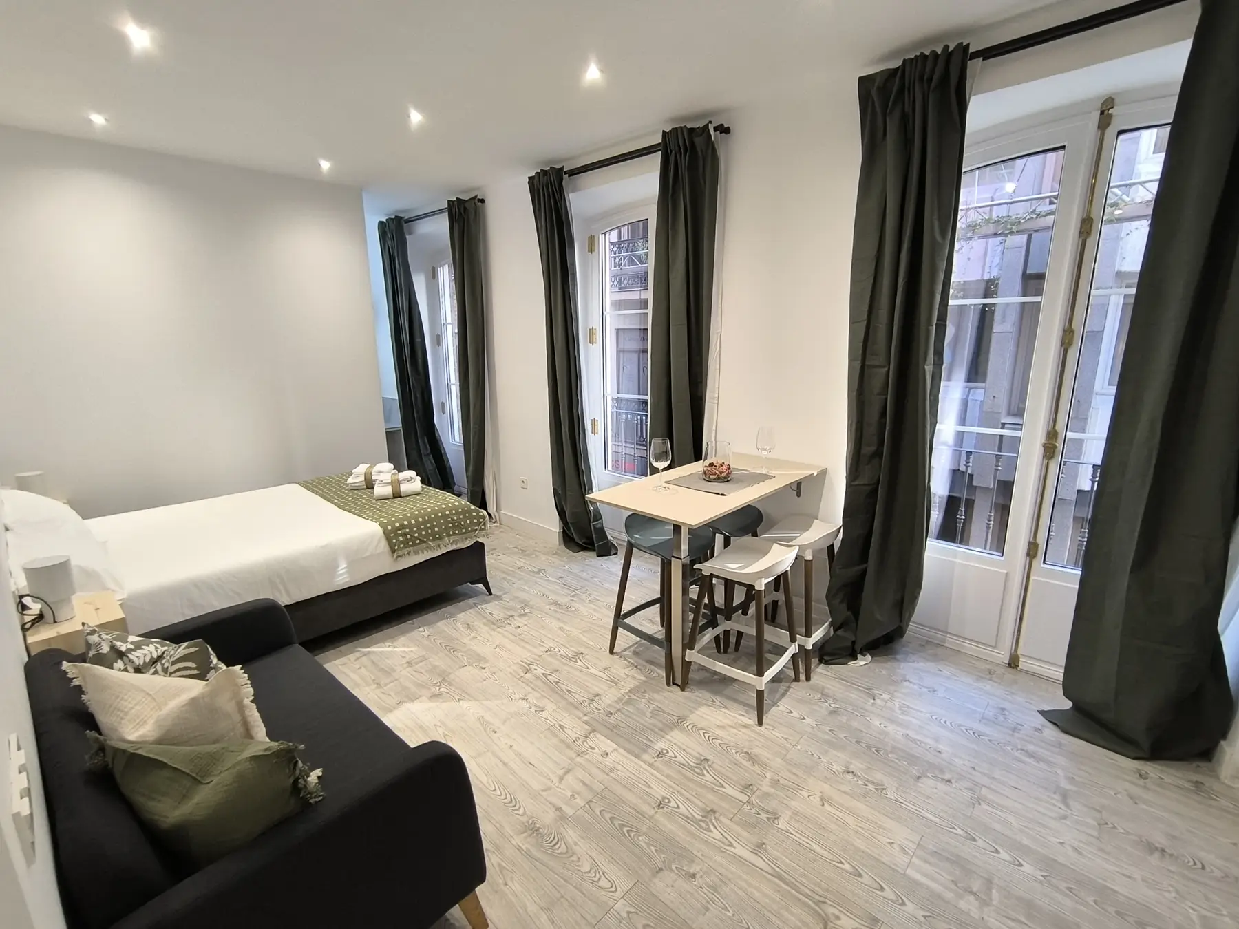 Estudio con cama doble y balcones — Estudio Básico, InsideHome Ciudad del Cine, Valladolid