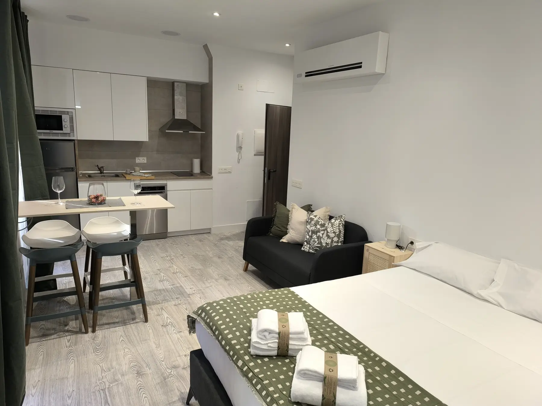 Estudio con cama doble y sofá — Estudio Básico, InsideHome Ciudad del Cine, Valladolid