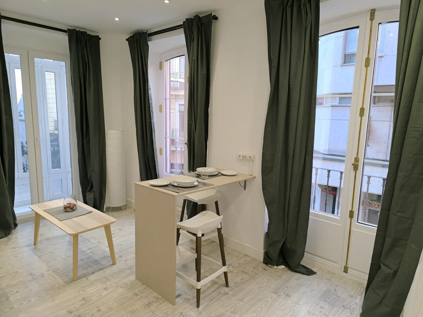 Barra de comedor y balcones — Estudio Básico, InsideHome Ciudad del Cine, Valladolid
