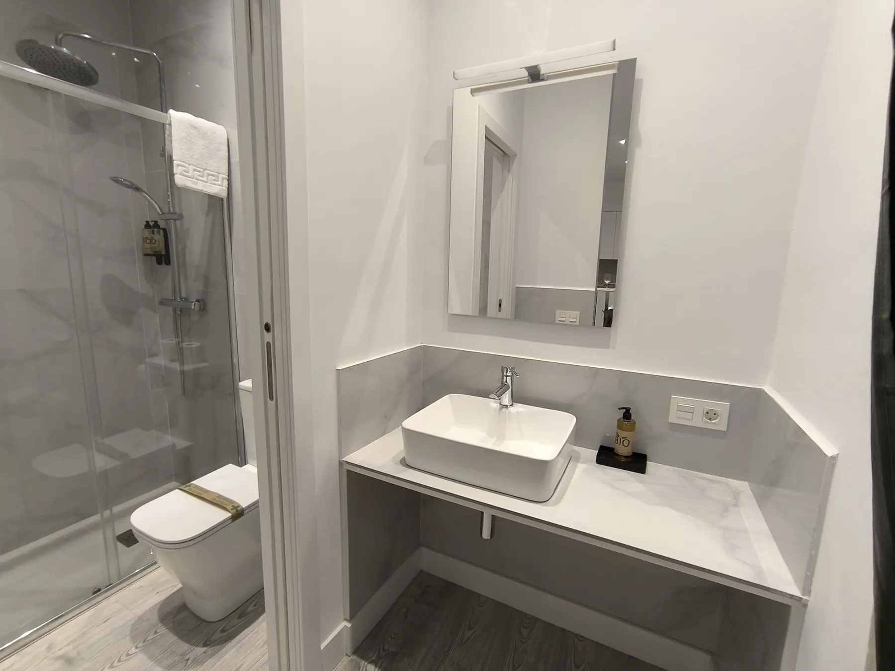 Baño con ducha y lavabo — Estudio Básico, InsideHome Ciudad del Cine, Valladolid