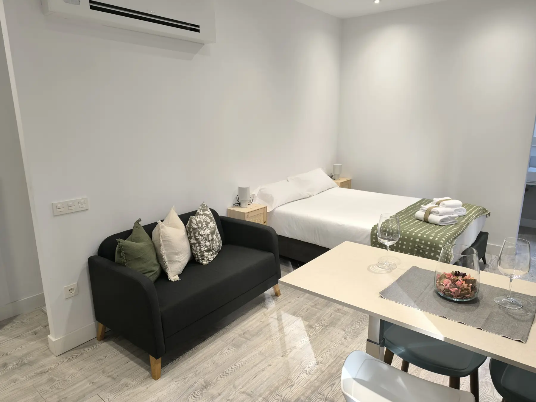 Sofá y cama doble — Estudio Básico, InsideHome Ciudad del Cine, Valladolid