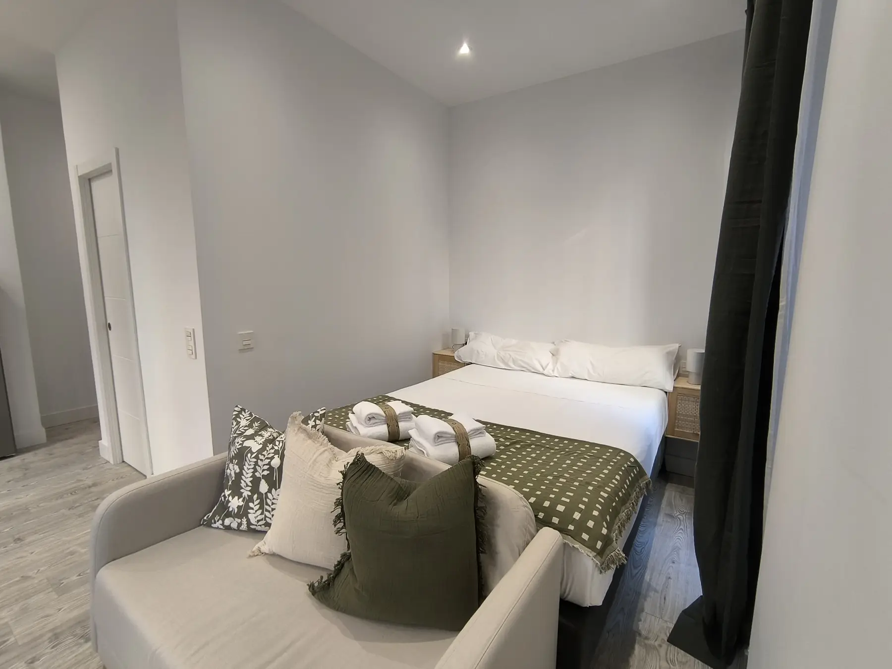 Dormitorio con cama doble y sofá — Estudio Estándar, InsideHome Ciudad del Cine, Valladolid
