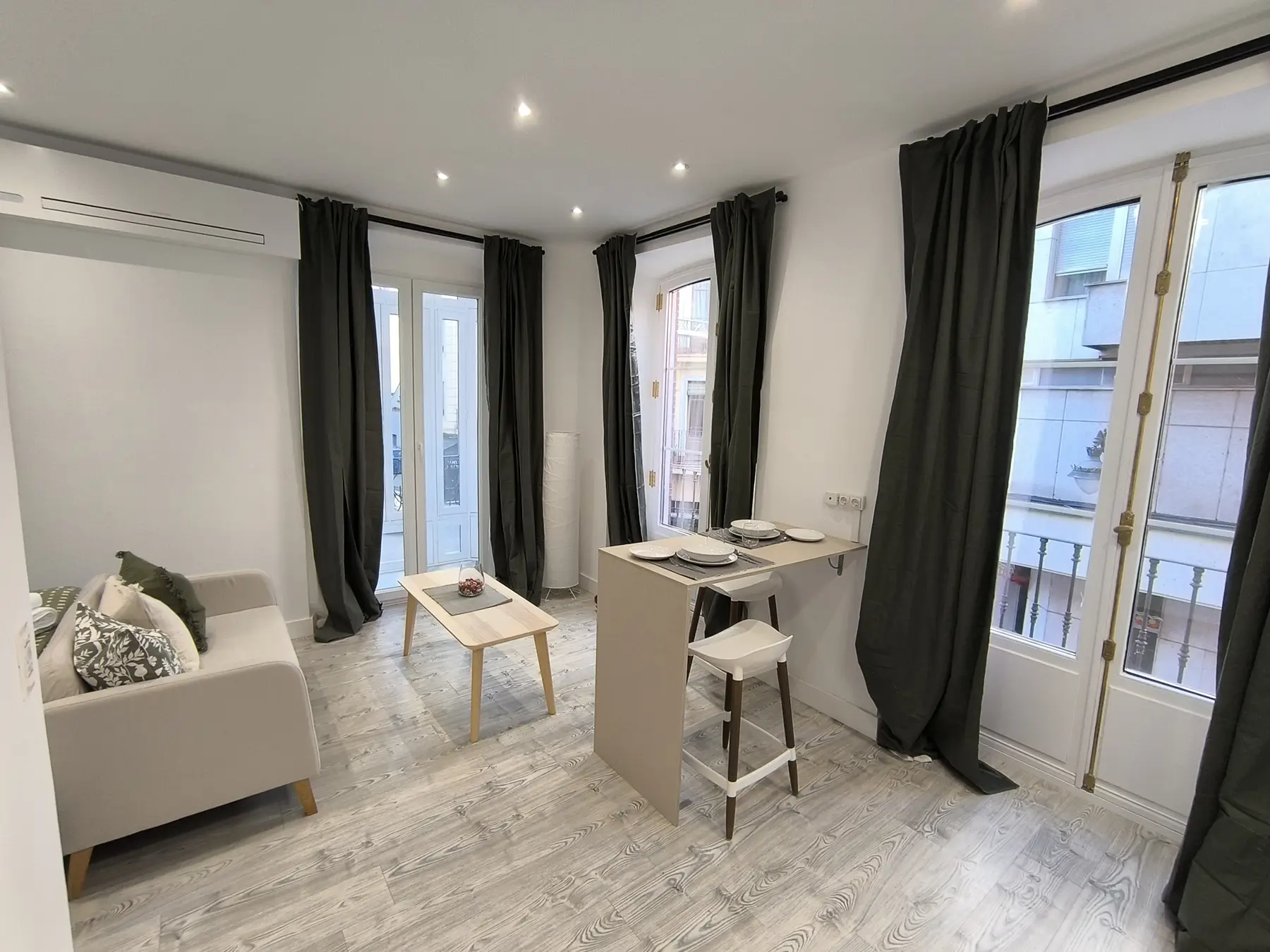 Salón con sofá y balcones — Estudio Estándar, InsideHome Ciudad del Cine, Valladolid