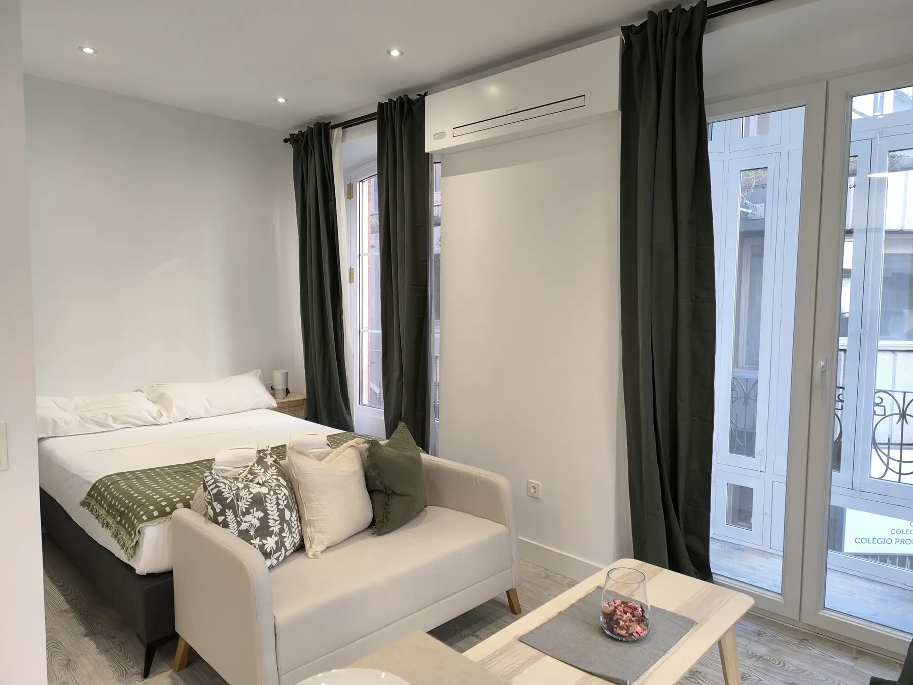 Cama doble y sofá — Estudio Estándar, InsideHome Ciudad del Cine, Valladolid