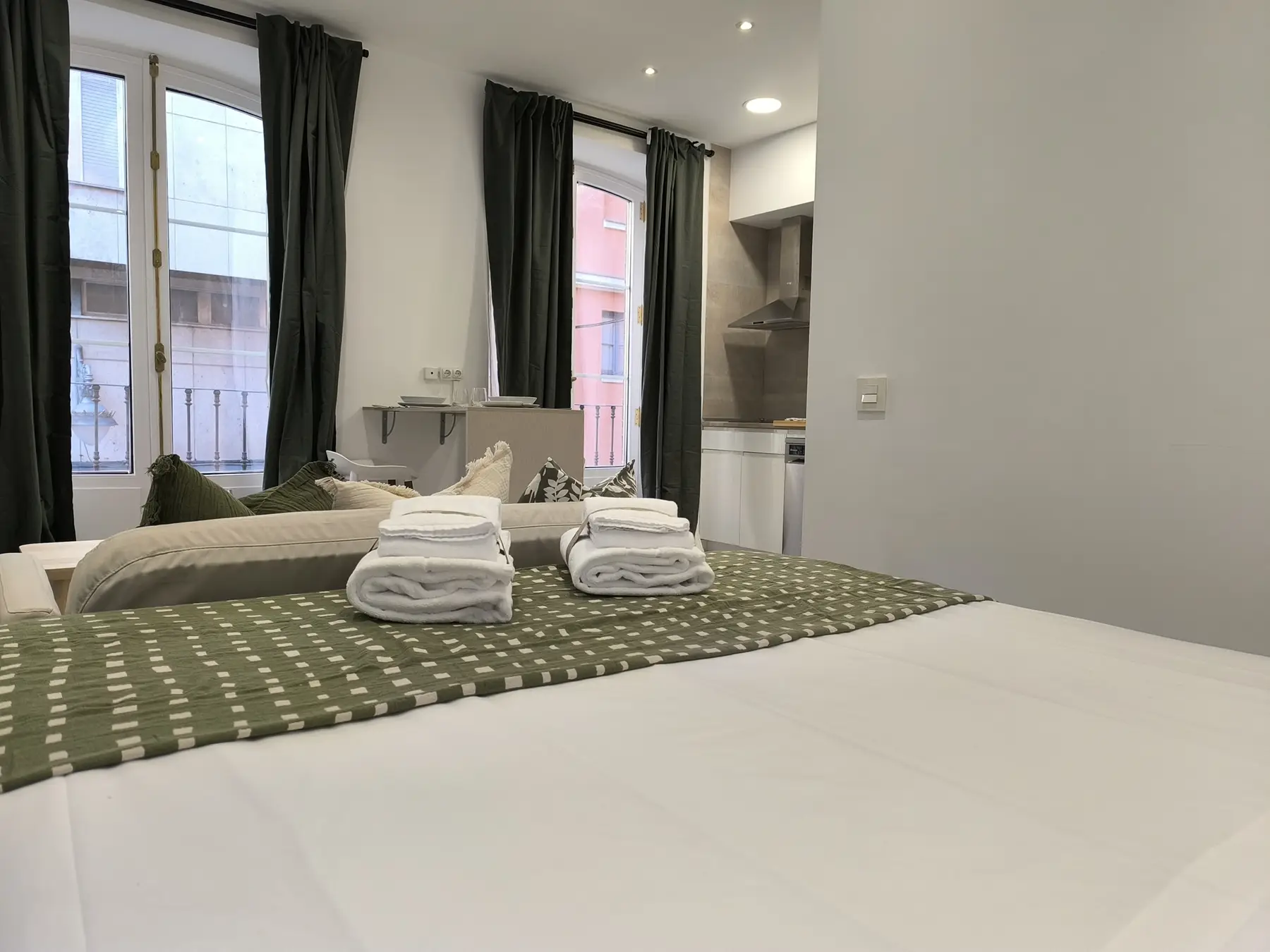Cama doble y cocina al fondo — Estudio Estándar, InsideHome Ciudad del Cine, Valladolid