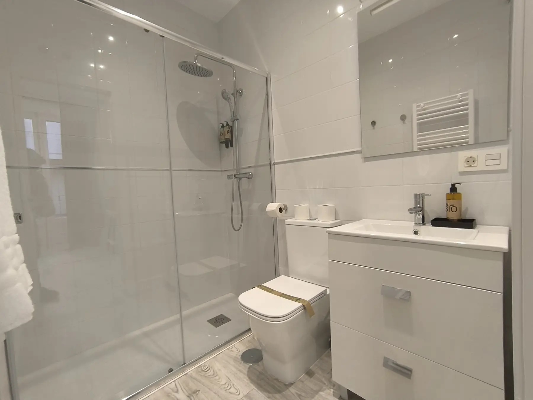 Baño con ducha y lavabo — Estudio Estándar, InsideHome Ciudad del Cine, Valladolid