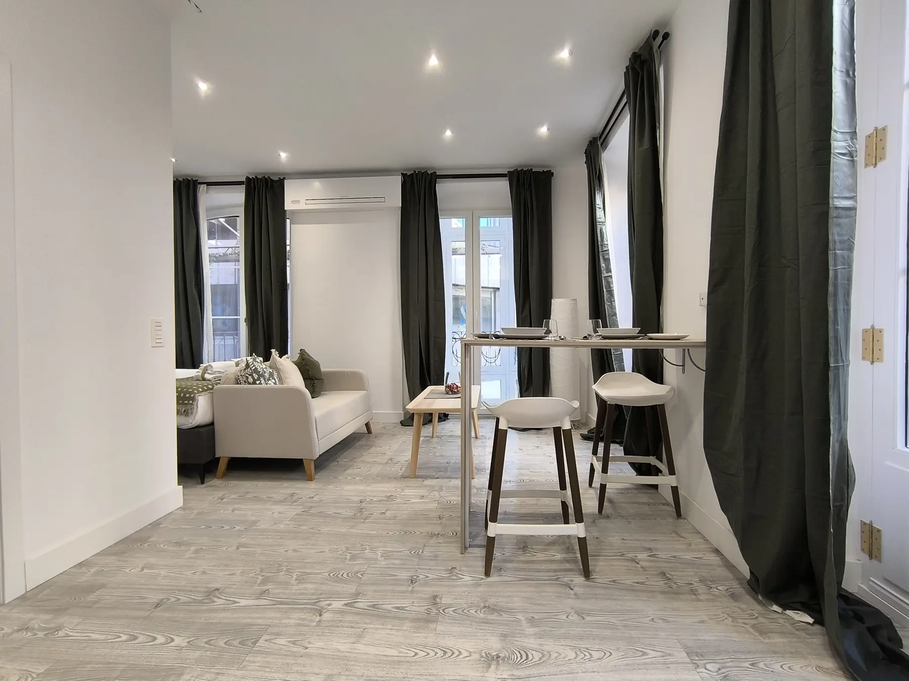 Salón con sofá y barra — Estudio Estándar, InsideHome Ciudad del Cine, Valladolid