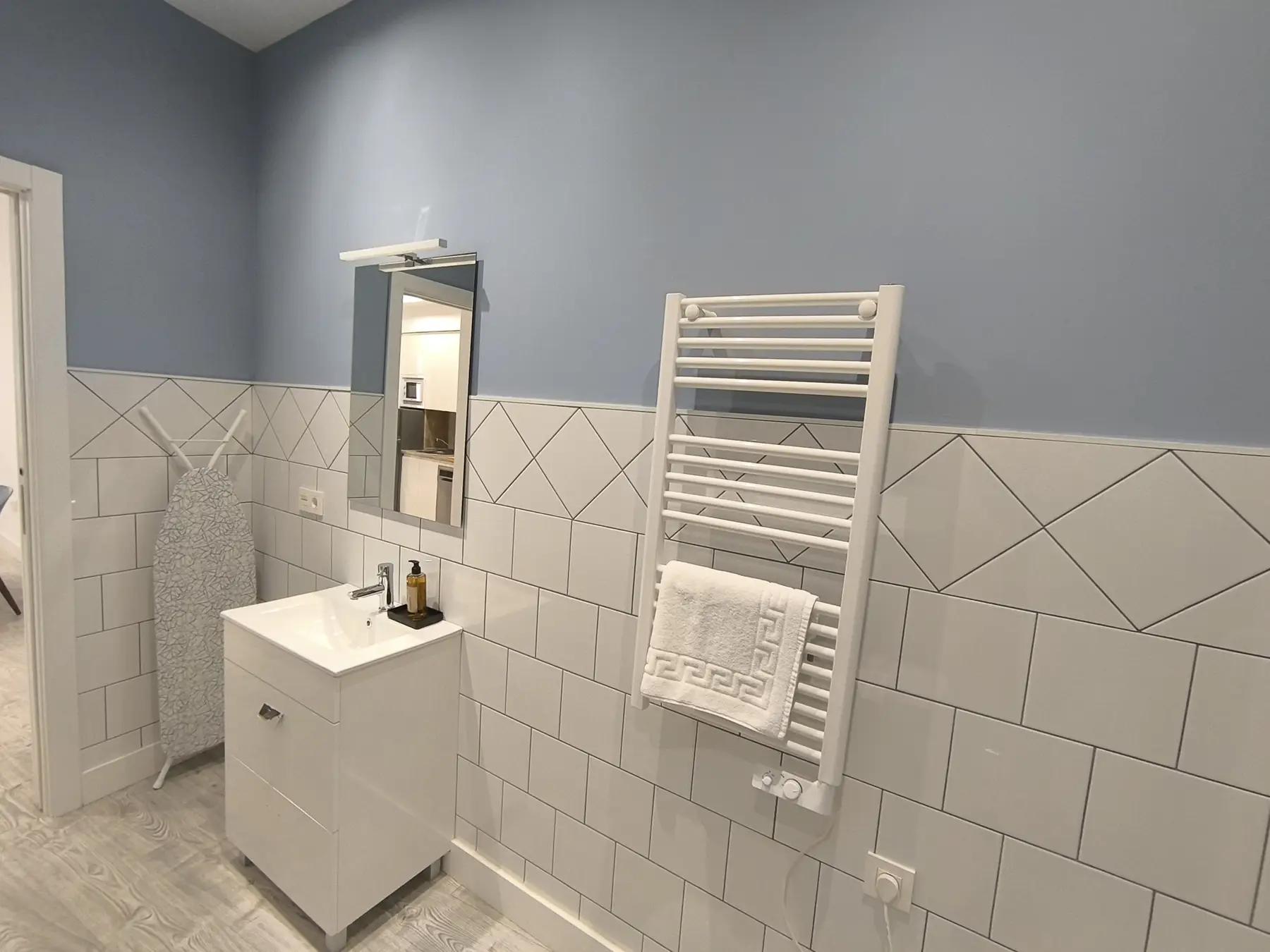 Baño con lavabo y toallero — Estudio Superior, InsideHome Ciudad del Cine, Valladolid