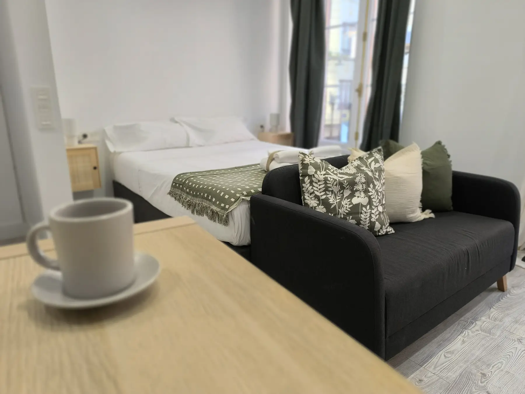 Detalle de taza y cama — Estudio Superior, InsideHome Ciudad del Cine, Valladolid