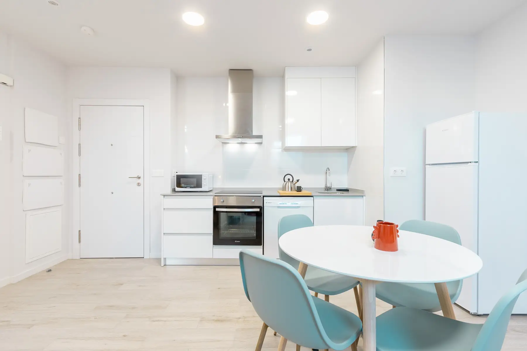 Cocina y mesa de comedor — Estudio, InsideHome Ciudad de Valladolid, Valladolid