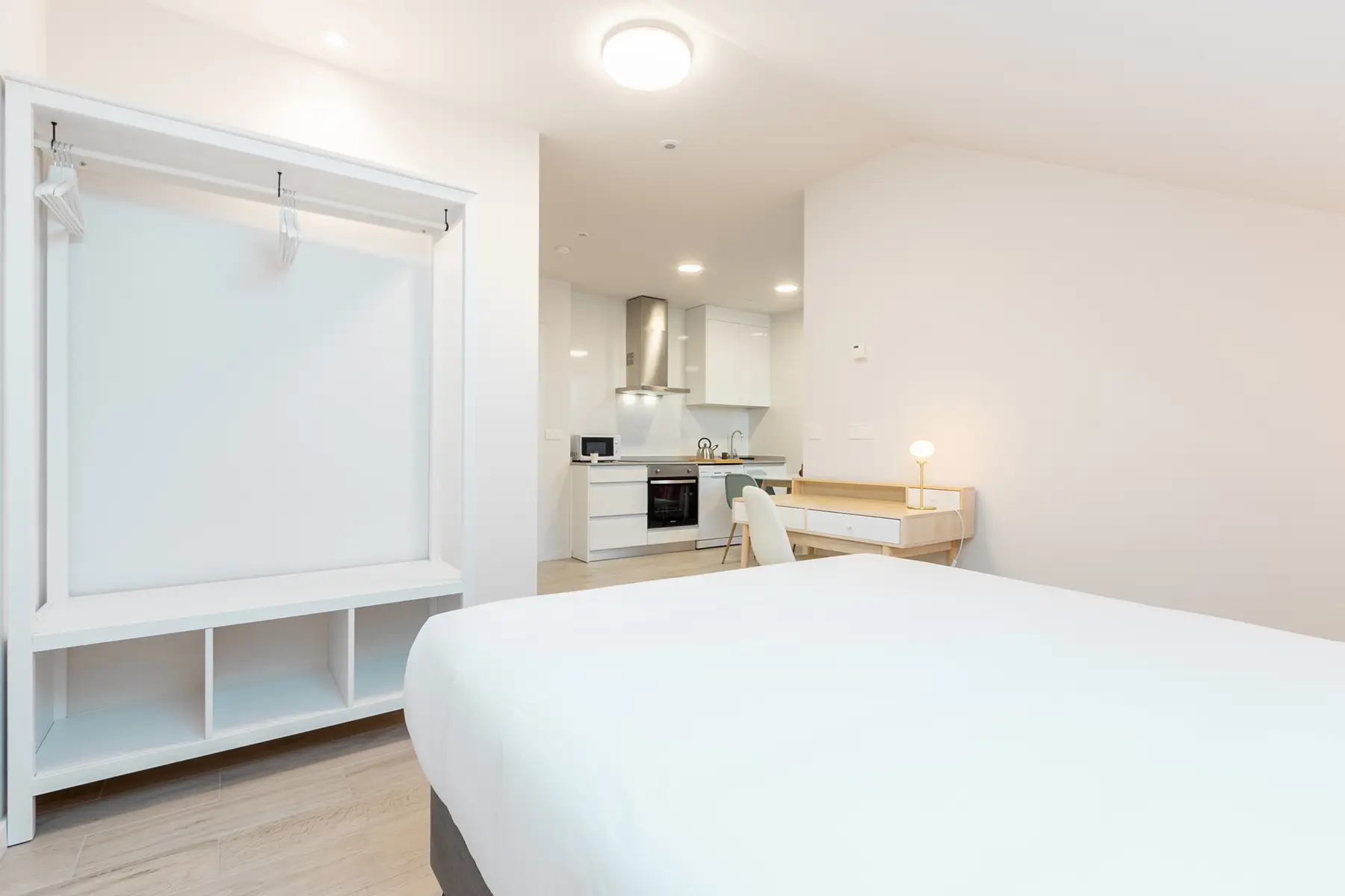 Armario abierto junto a la cama — Estudio, InsideHome Ciudad de Valladolid, Valladolid