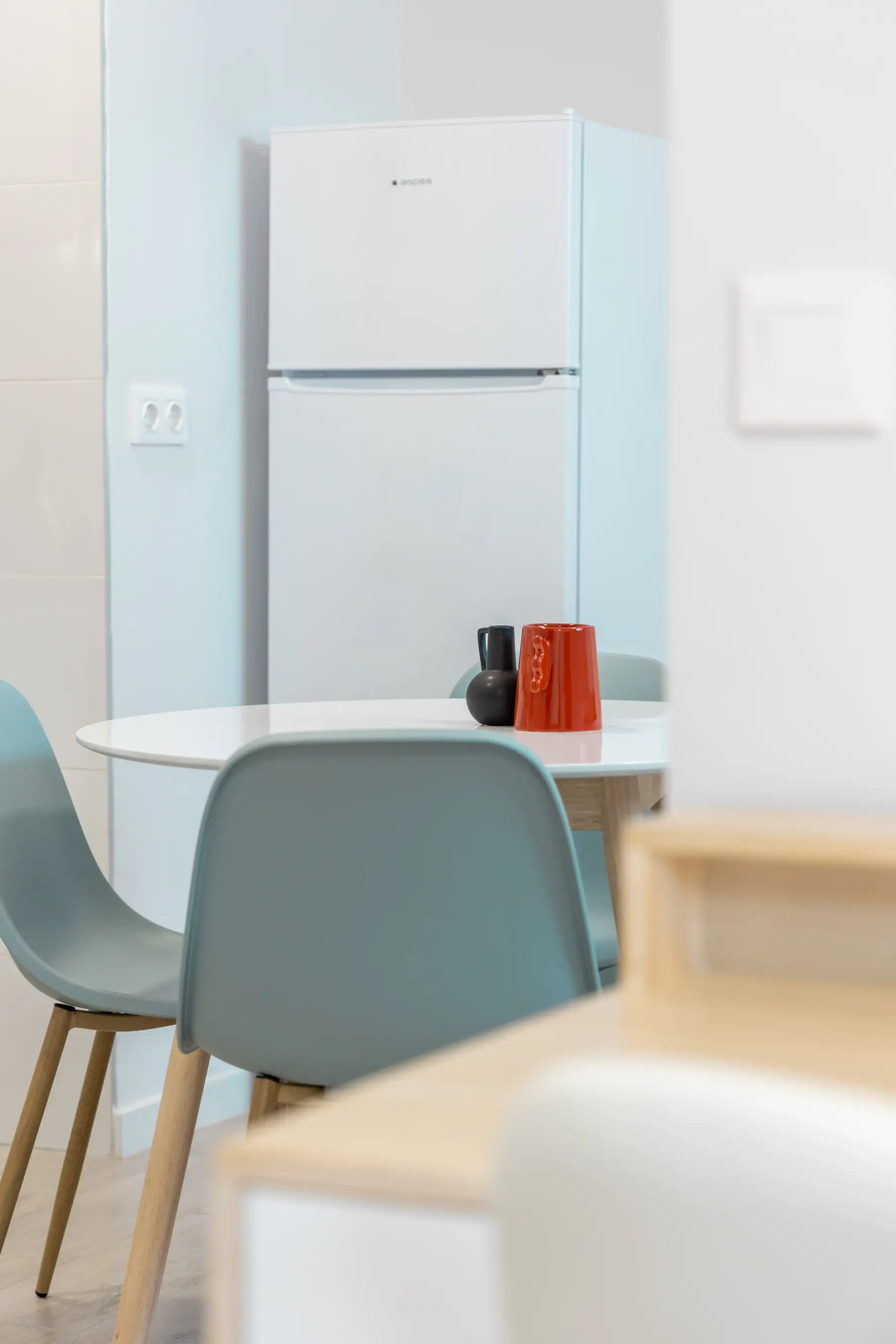 Mesa de comedor y frigorífico — Estudio, InsideHome Ciudad de Valladolid, Valladolid