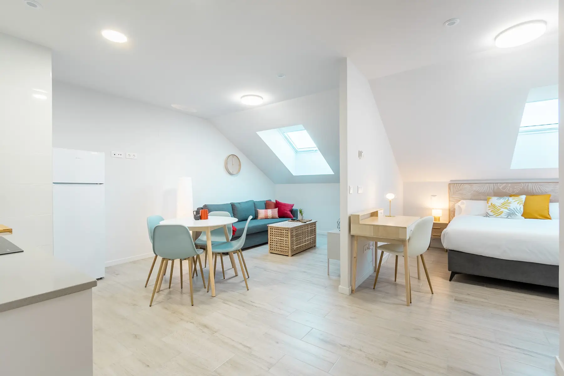 Estudio abuhardillado con salón y cama — Estudio, InsideHome Ciudad de Valladolid, Valladolid