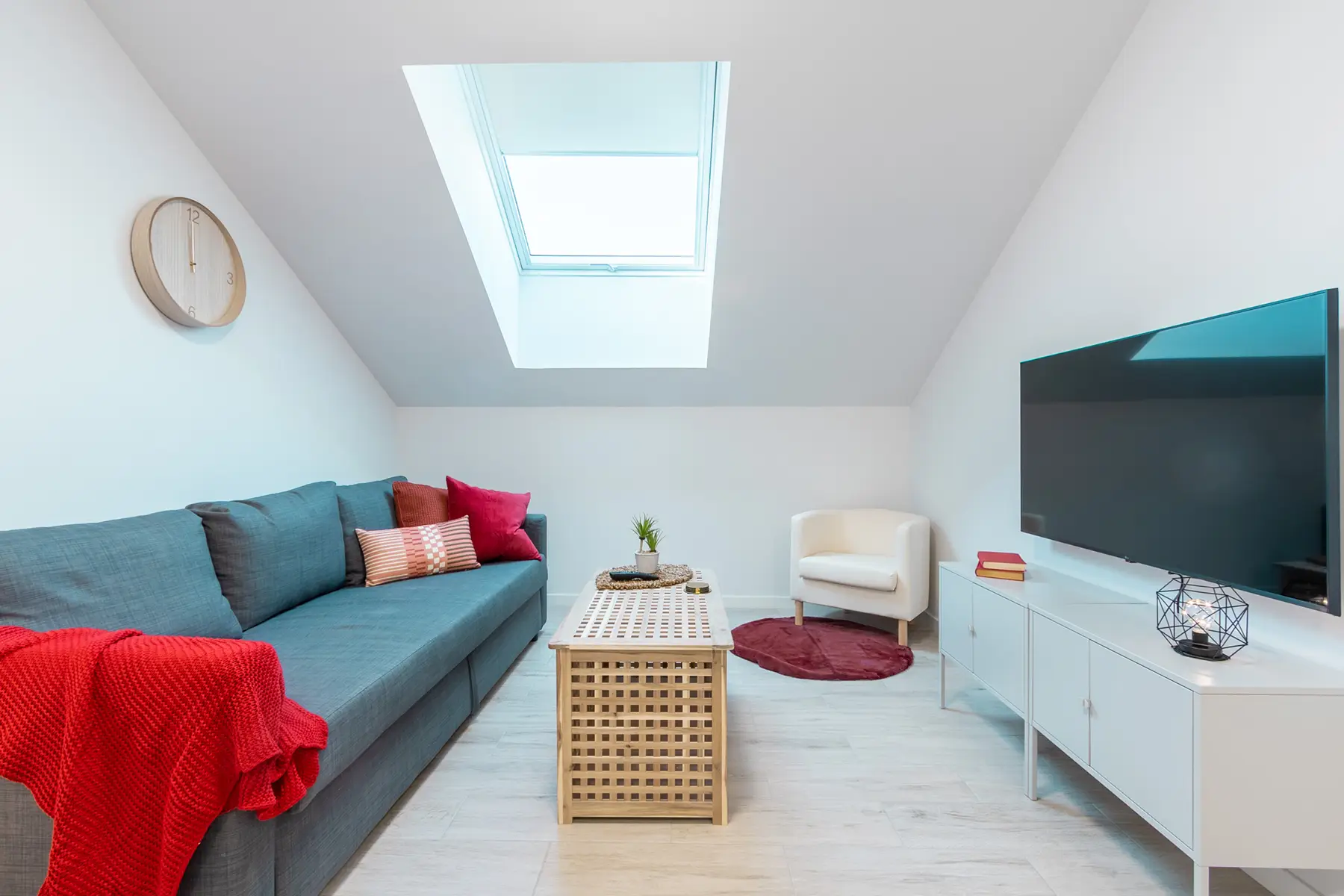 Salón abuhardillado con sofá y televisión — Estudio, InsideHome Ciudad de Valladolid, Valladolid