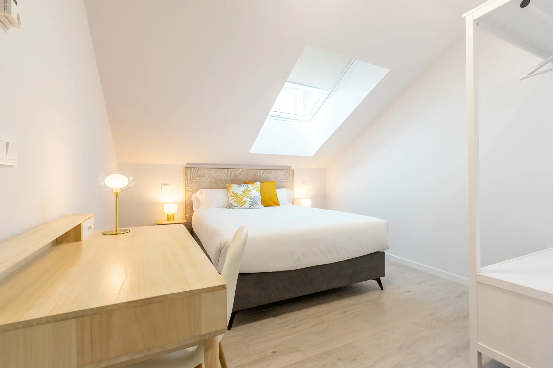 Dormitorio abuhardillado con cama doble — Estudio, InsideHome Ciudad de Valladolid, Valladolid